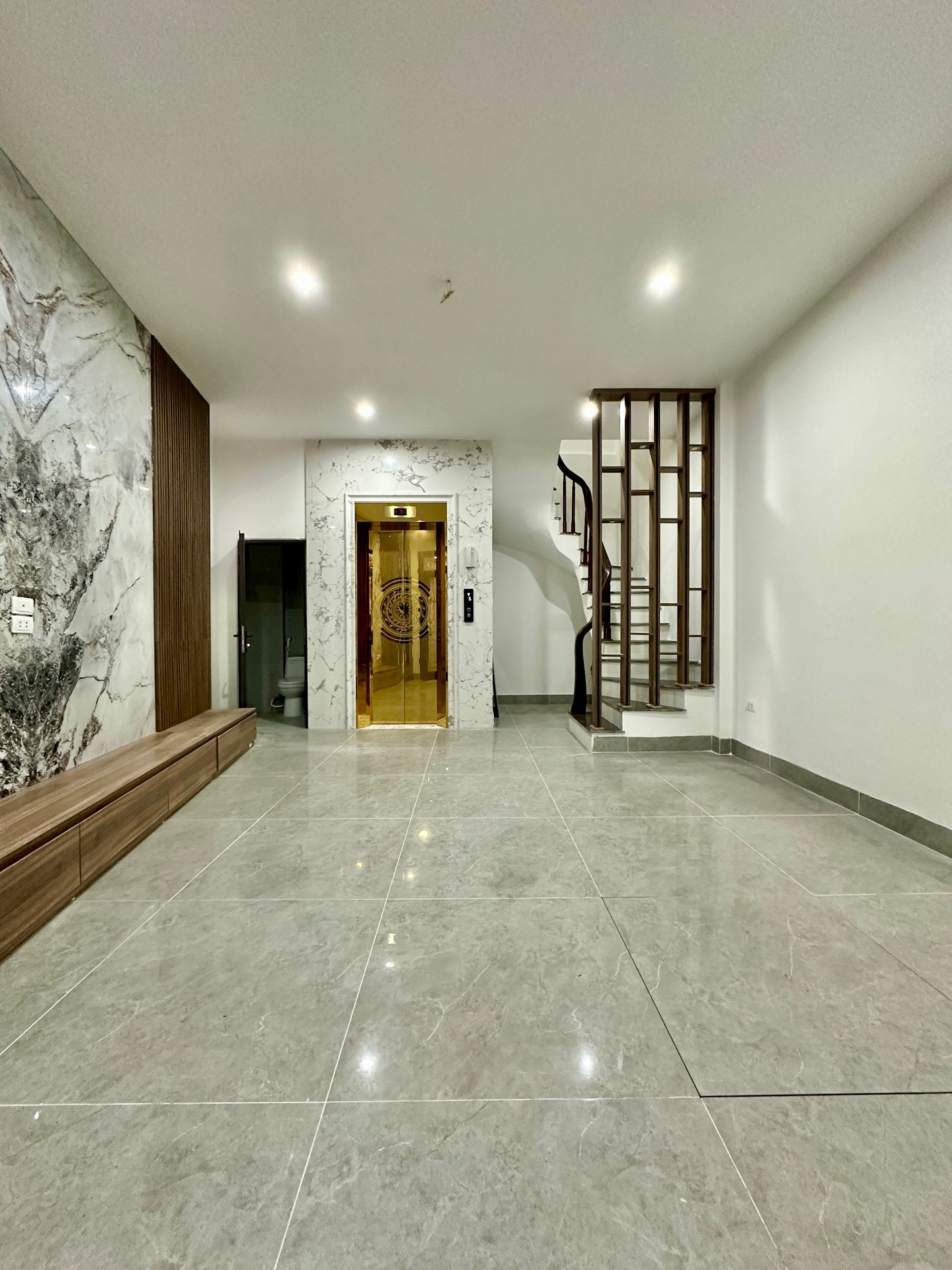 Bán nhà Trần Khát Chân - diện tích 42m2 5 tầng - Lô góc thoáng sáng - giá 12,5 tỷ