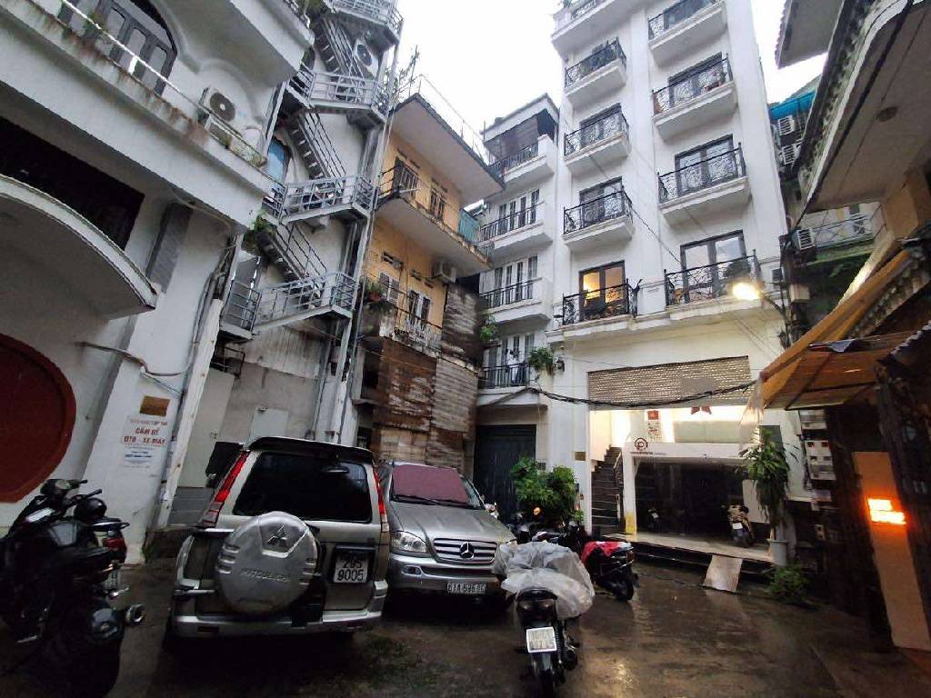 Bán nhà Giảng Võ - diện tích 159m2 9 tầng - Ô tô đỗ chạy thoải mái - giá 98 tỷ