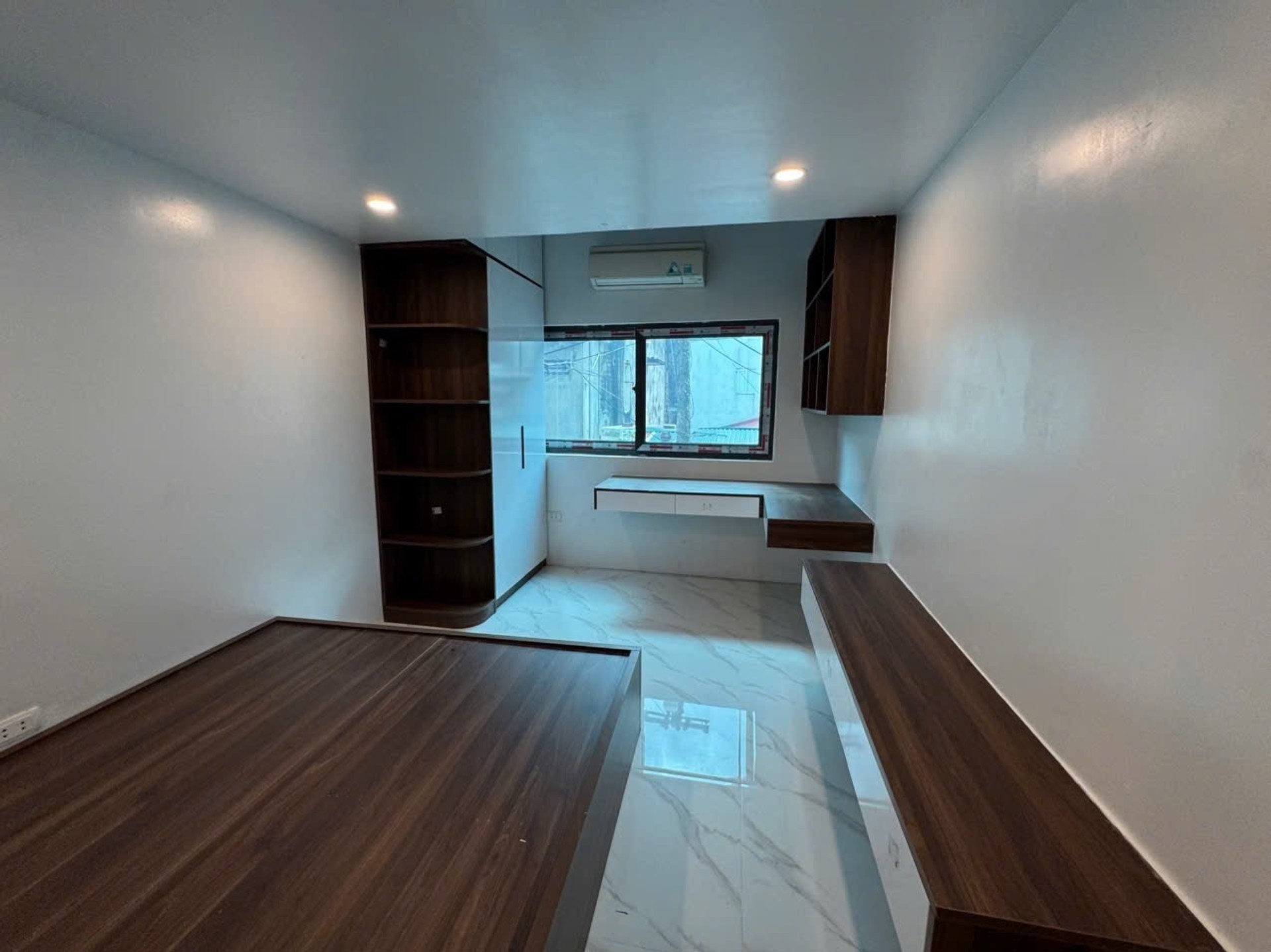 Bán nhà Mai Động - diện tích 85m2 2 tầng - ô tô tránh - giá 3,85 tỷ