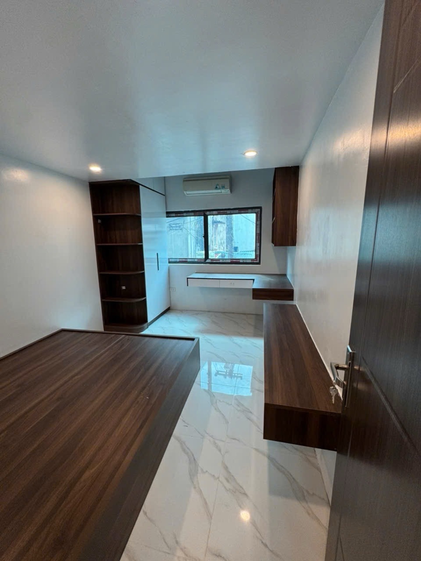 Bán nhà Mai Động - diện tích 85m2 2 tầng - ô tô tránh - giá 3,85 tỷ