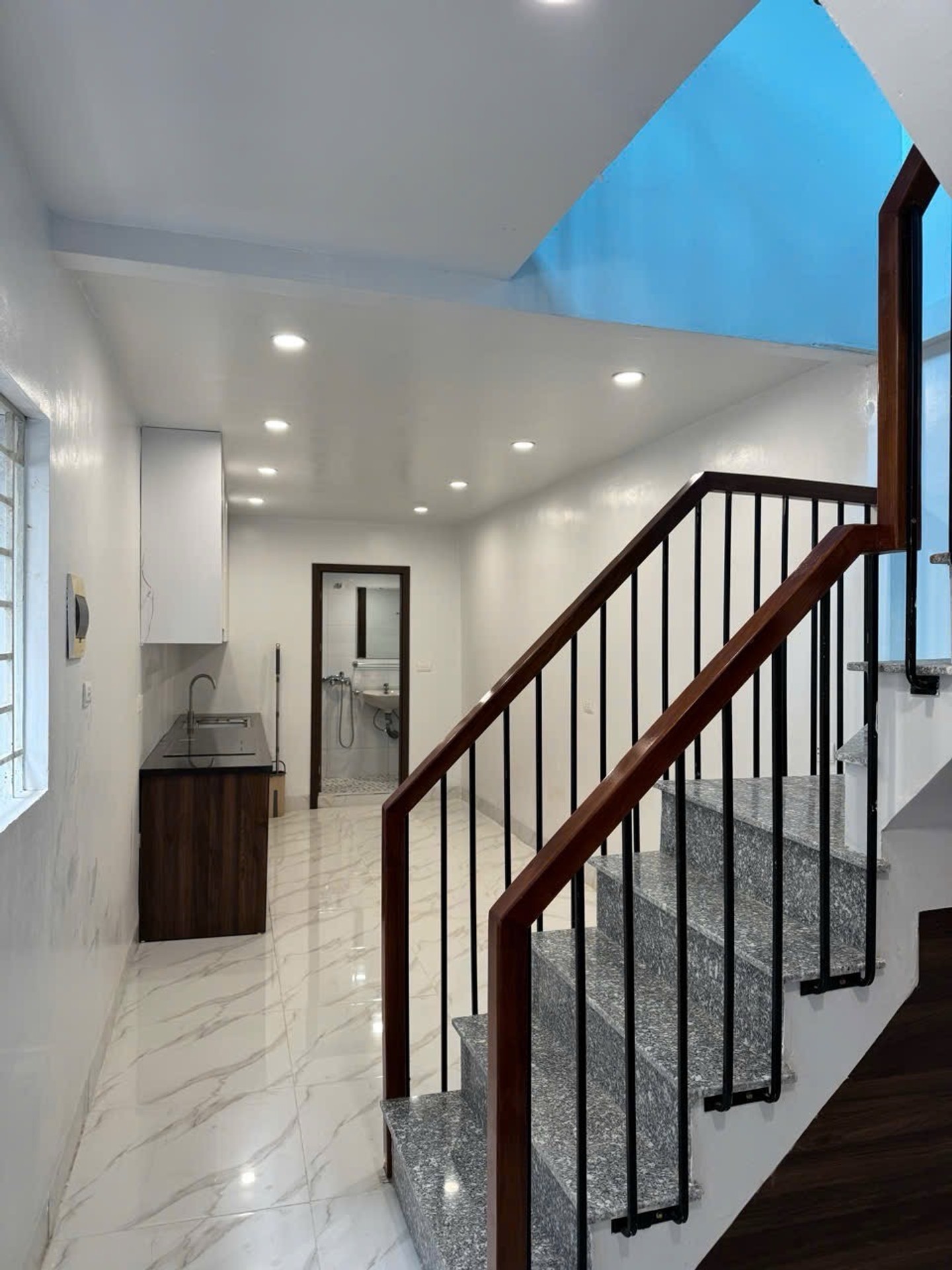 Bán nhà Mai Động - diện tích 85m2 2 tầng - ô tô tránh - giá 3,85 tỷ