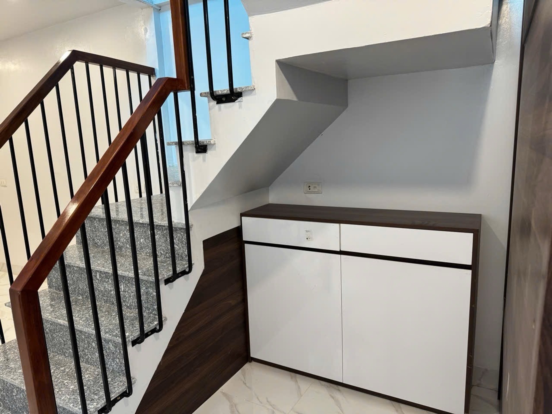 Bán nhà Mai Động - diện tích 85m2 2 tầng - ô tô tránh - giá 3,85 tỷ