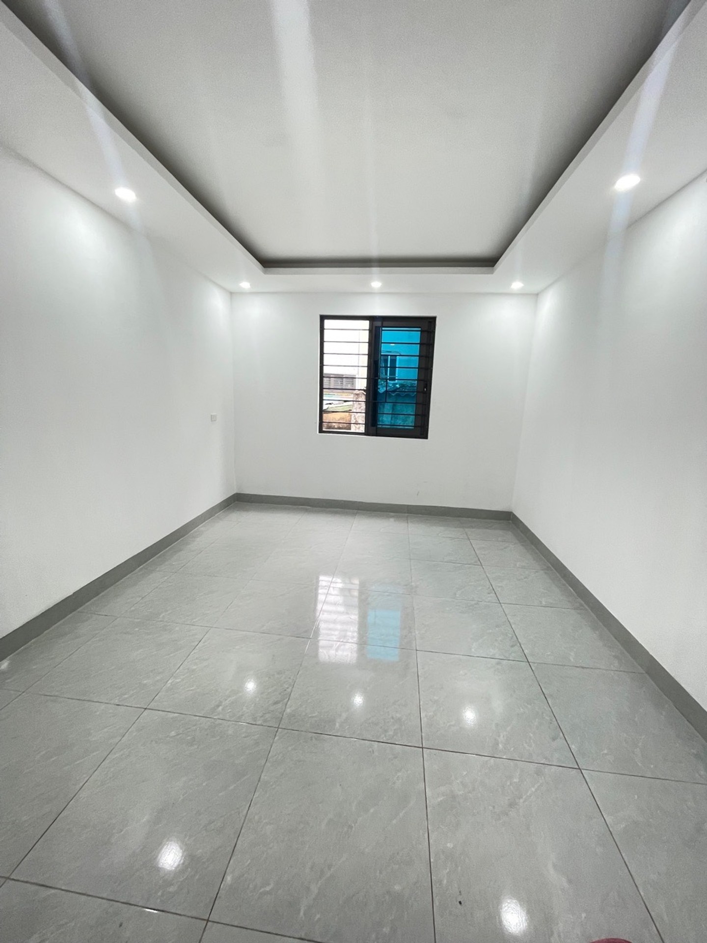 Bán nhà Định Công Hạ - diện tích 43m2 3 tầng - Nhà lô góc ô tô cách 20m - giá 5,3 tỷ