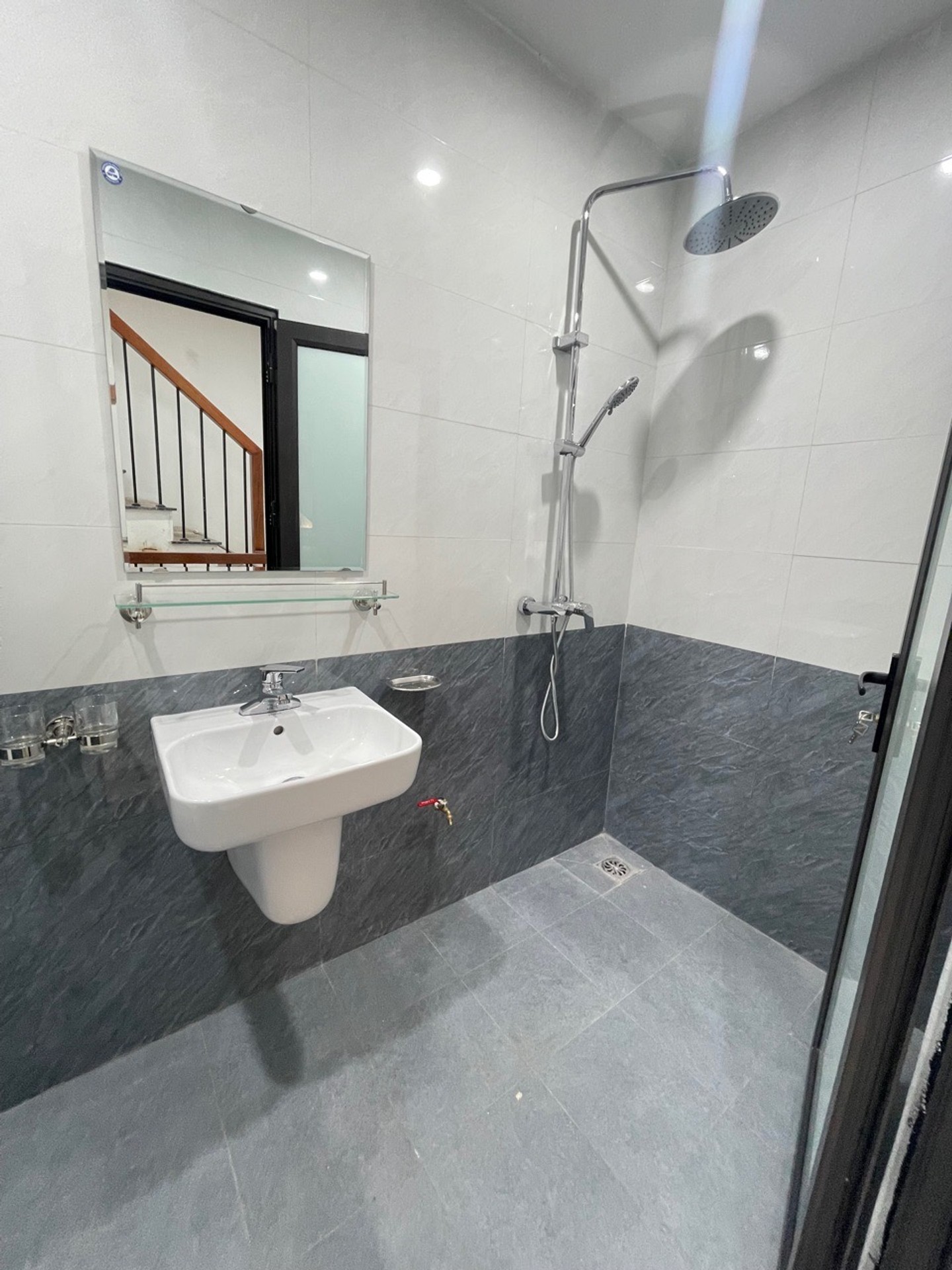 Bán nhà Định Công Hạ - diện tích 43m2 3 tầng - Nhà lô góc ô tô cách 20m - giá 5,3 tỷ