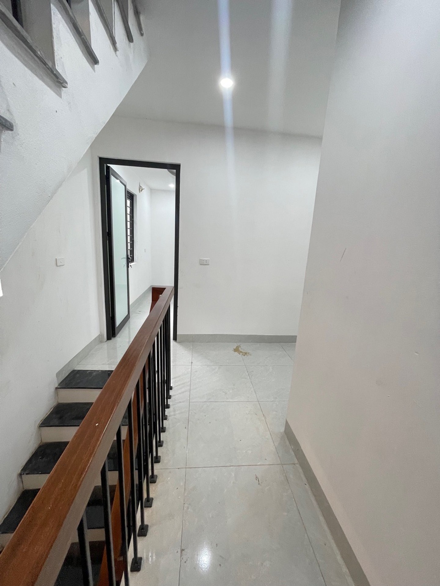 Bán nhà Định Công Hạ - diện tích 43m2 3 tầng - Nhà lô góc ô tô cách 20m - giá 5,3 tỷ