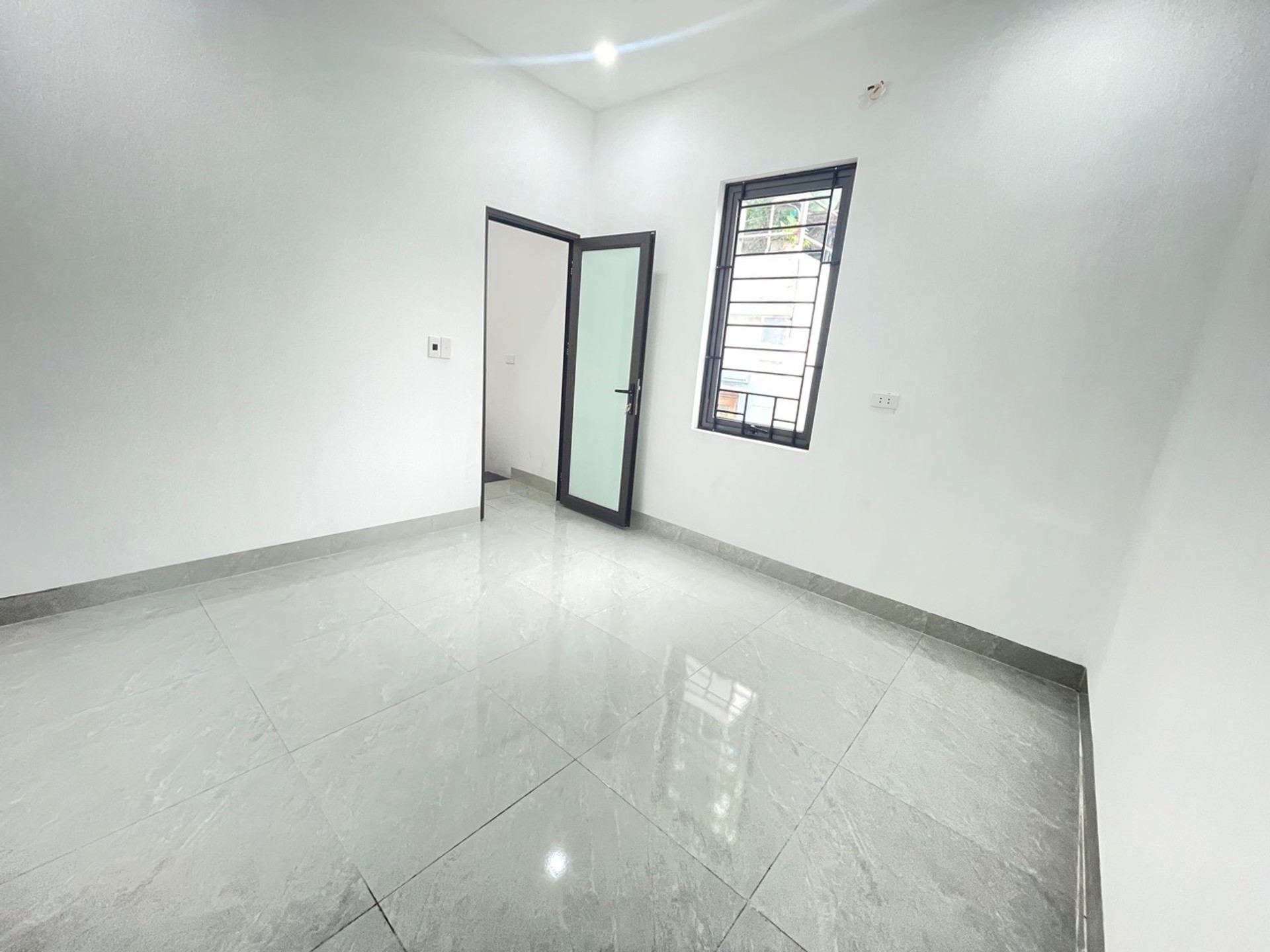 Bán nhà Định Công Hạ - diện tích 43m2 3 tầng - Nhà lô góc ô tô cách 20m - giá 5,3 tỷ