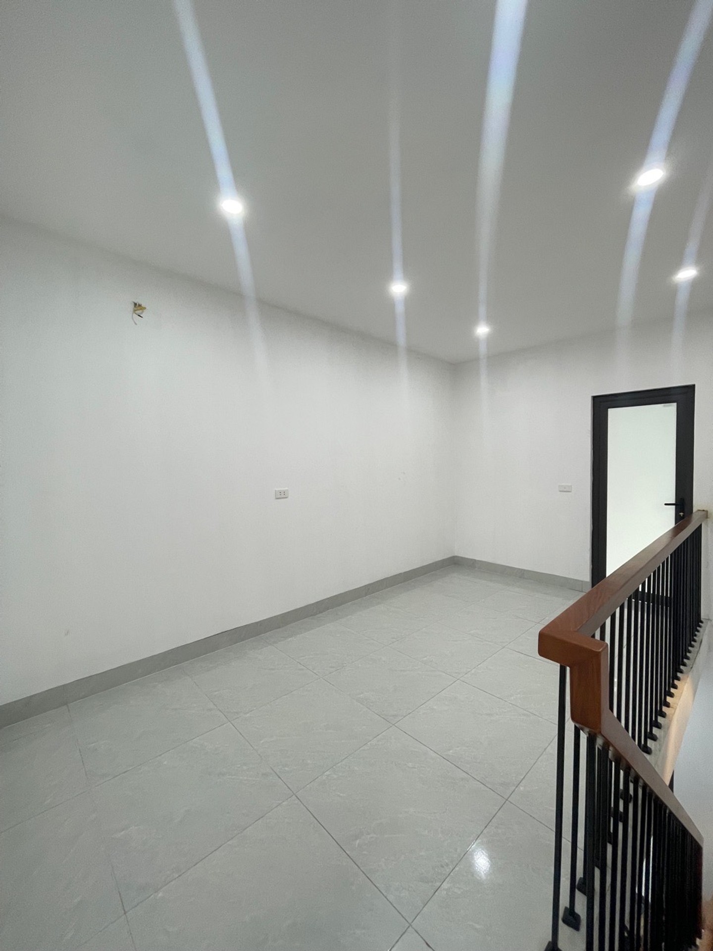 Bán nhà Định Công Hạ - diện tích 43m2 3 tầng - Nhà lô góc ô tô cách 20m - giá 5,3 tỷ