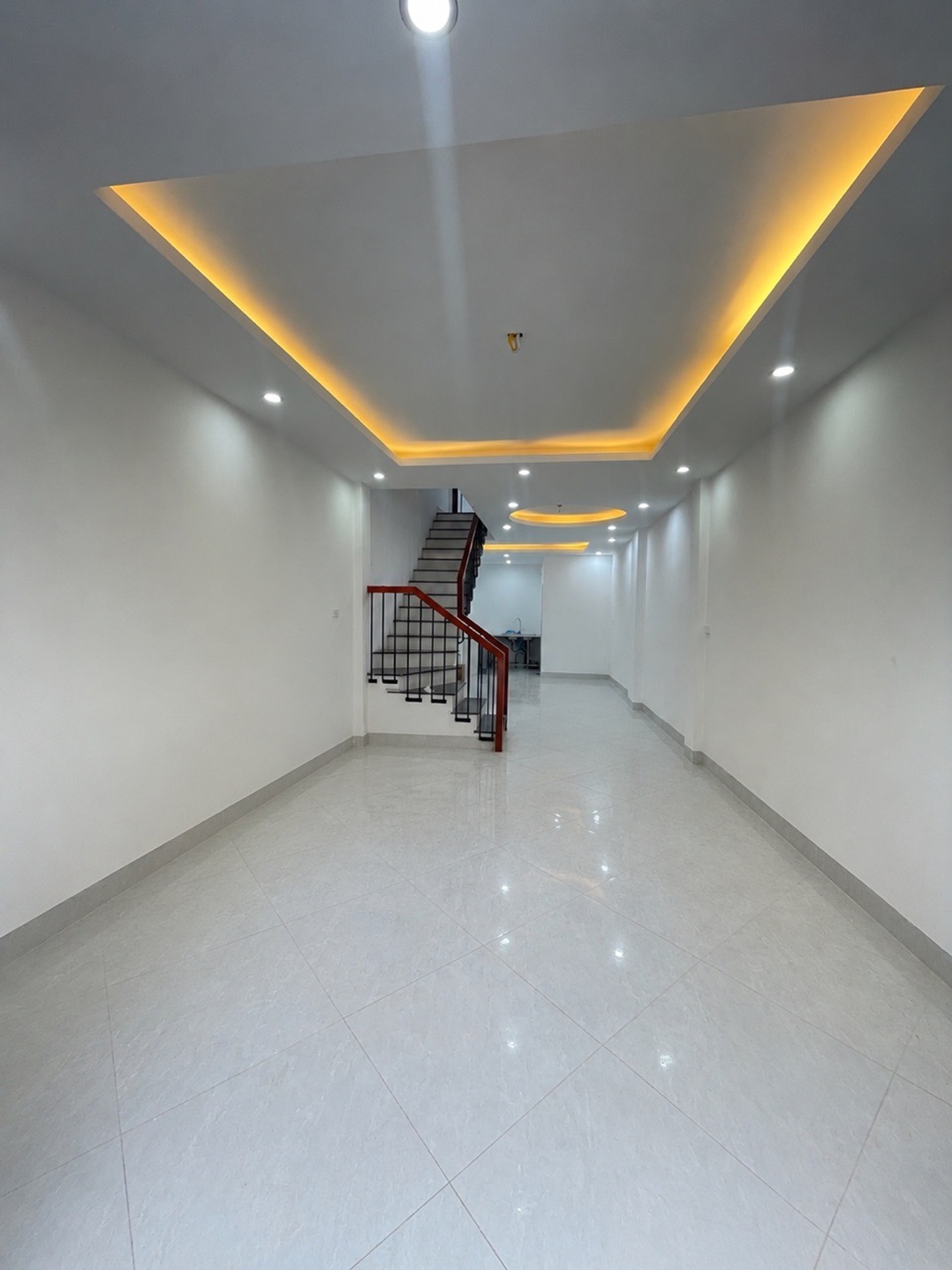 Bán nhà Định Công Hạ - diện tích 43m2 3 tầng - Nhà lô góc ô tô cách 20m - giá 5,3 tỷ