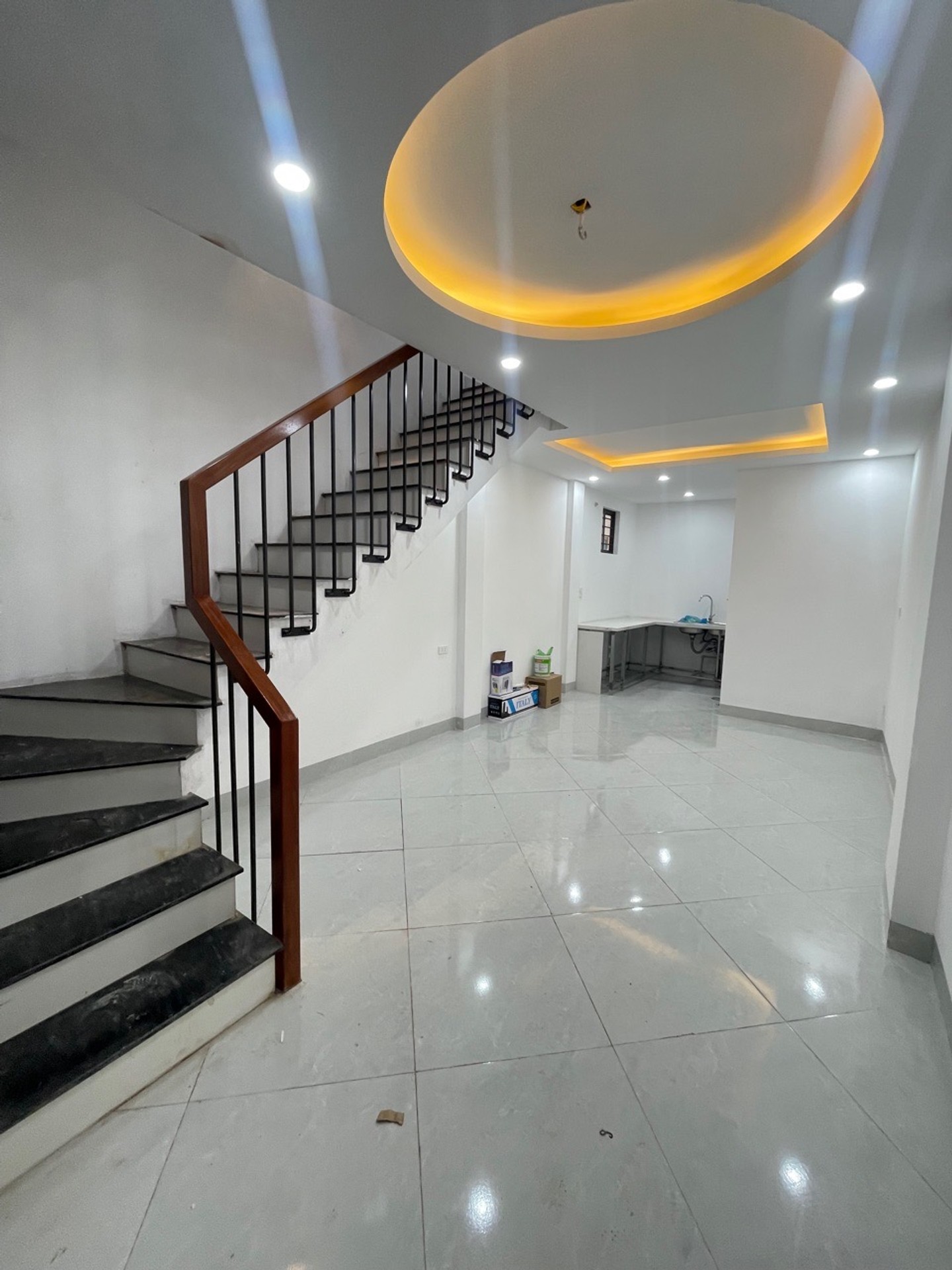 Bán nhà Định Công Hạ - diện tích 43m2 3 tầng - Nhà lô góc ô tô cách 20m - giá 5,3 tỷ