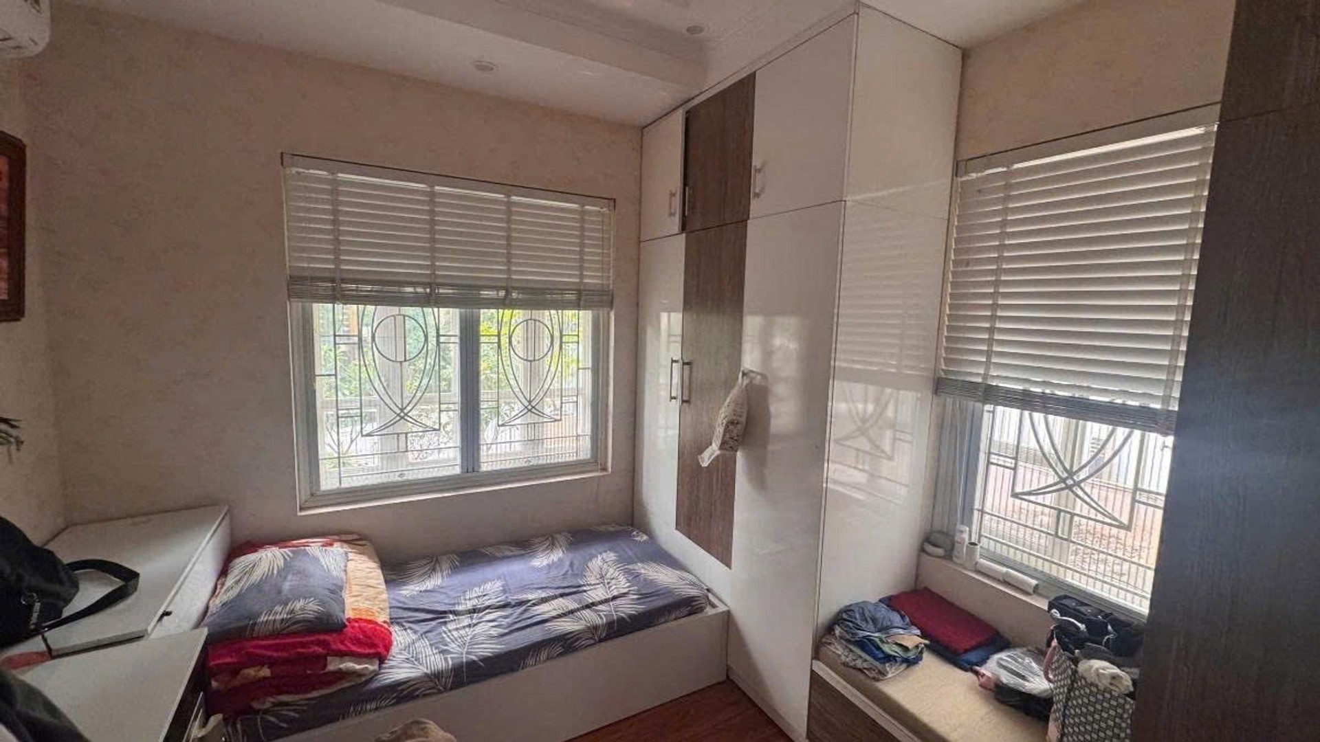 Bán nhà Linh Đàm - diện tích 215m2 4 tầng - Lô góc 04 mặt thoáng - giá 90 tỷ