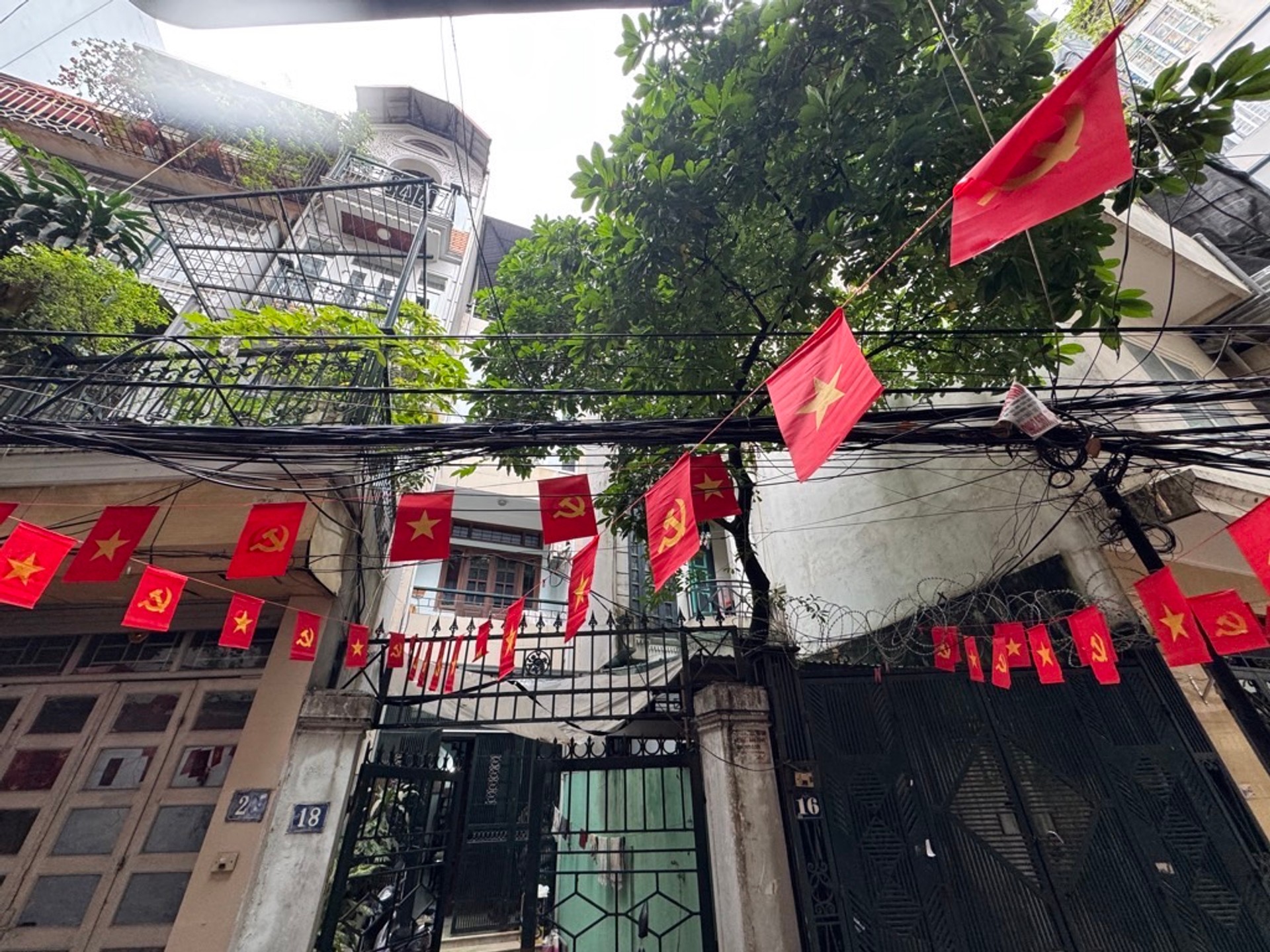 Bán nhà Đê La Thành - diện tích 95m2 4 tầng - ô tô tránh - giá 29 tỷ