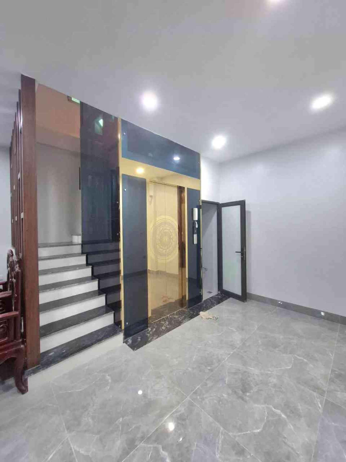 Bán nhà Hoàng Mai - diện tích 40m2 6 tầng - Lô góc 2 mặt thoáng - giá 12 tỷ