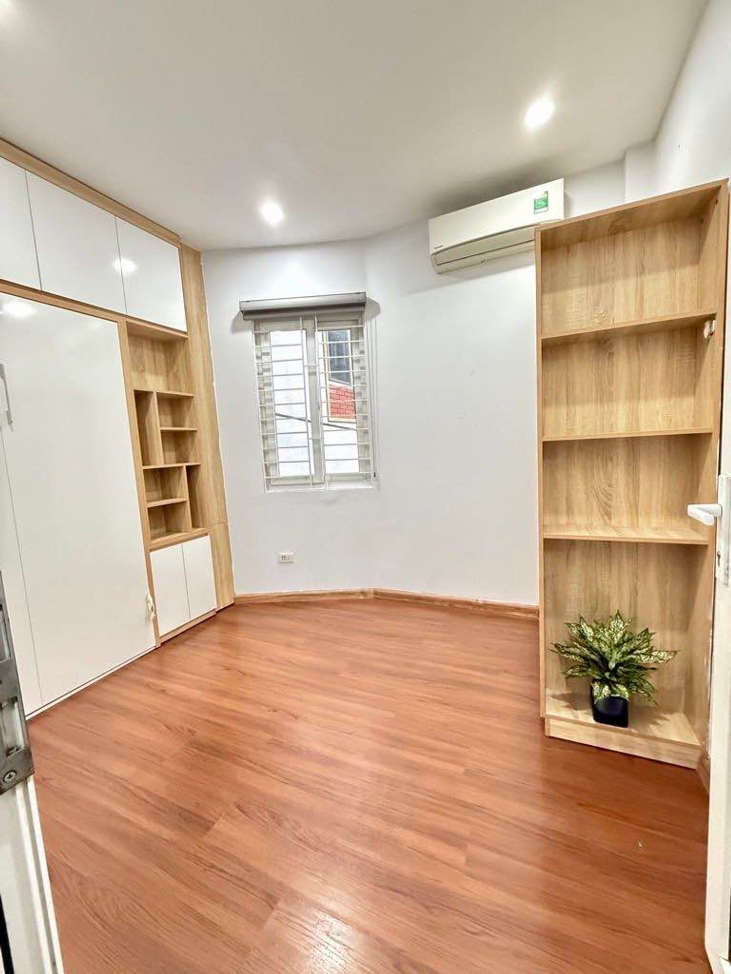 Bán nhà Định Công Hạ - diện tích 32m2 4 tầng - Lô góc 3 mặt ngõ - giá 7,5 tỷ