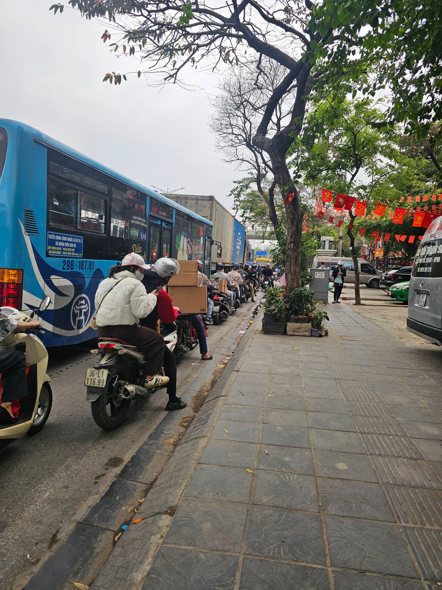 Bán nhà Ngọc Hồi - diện tích 35m2 5 tầng - Sổ đỏ đất ở lâu dài - giá 9 tỷ