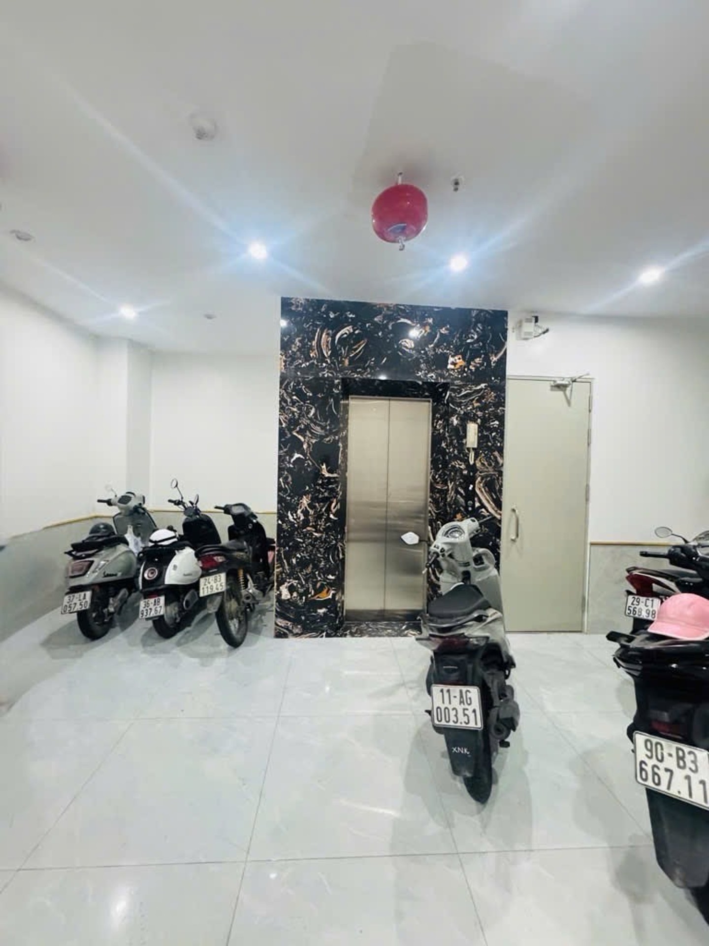 Bán nhà Định Công Thượng - diện tích 55m2 6 tầng - ô tô lùi cửa - giá 14,8 tỷ