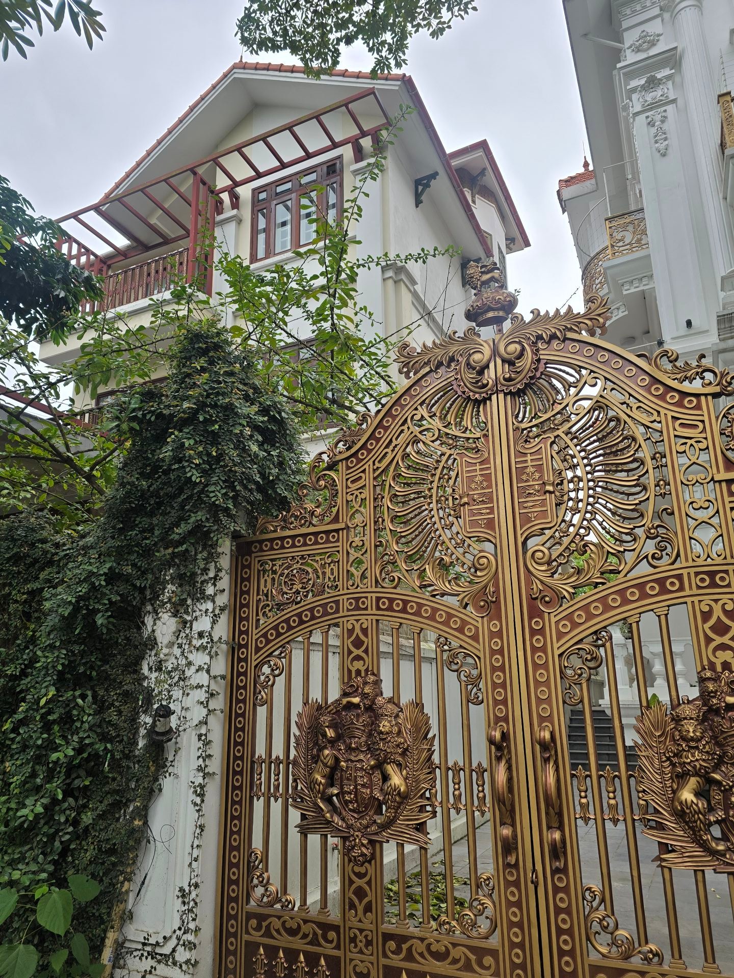 Bán nhà Nguyễn Duy Trinh - diện tích 253.7m2 4 tầng - Lô góc 3 mặt thoáng - giá 92 tỷ