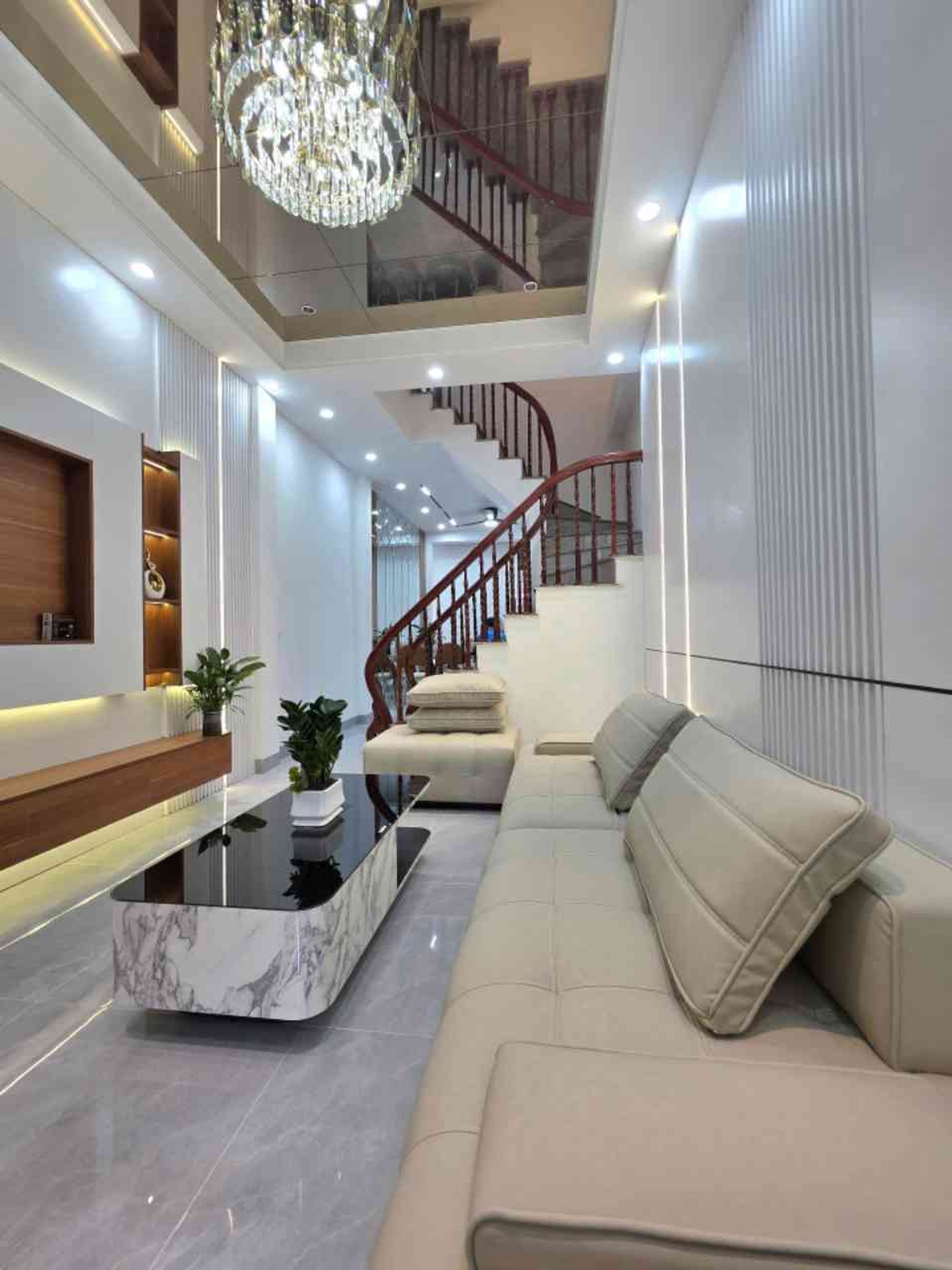 Bán nhà Bằng Liệt - diện tích 42m2 4 tầng - Ô tô đỗ cửa - giá 9,9 tỷ