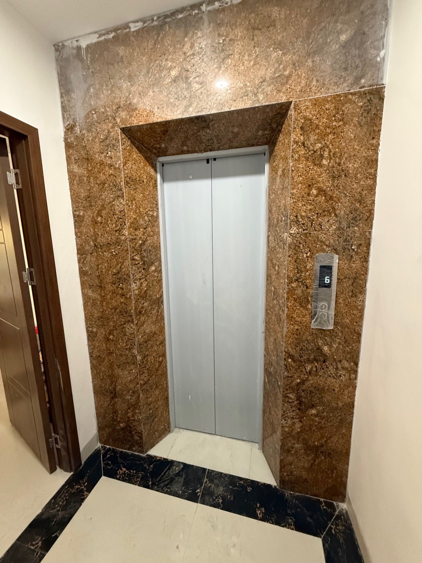 Bán nhà Bạch Mai - diện tích 35m2 6 tầng - Ô TÔ ĐỖ CỬA - giá 14,3 tỷ