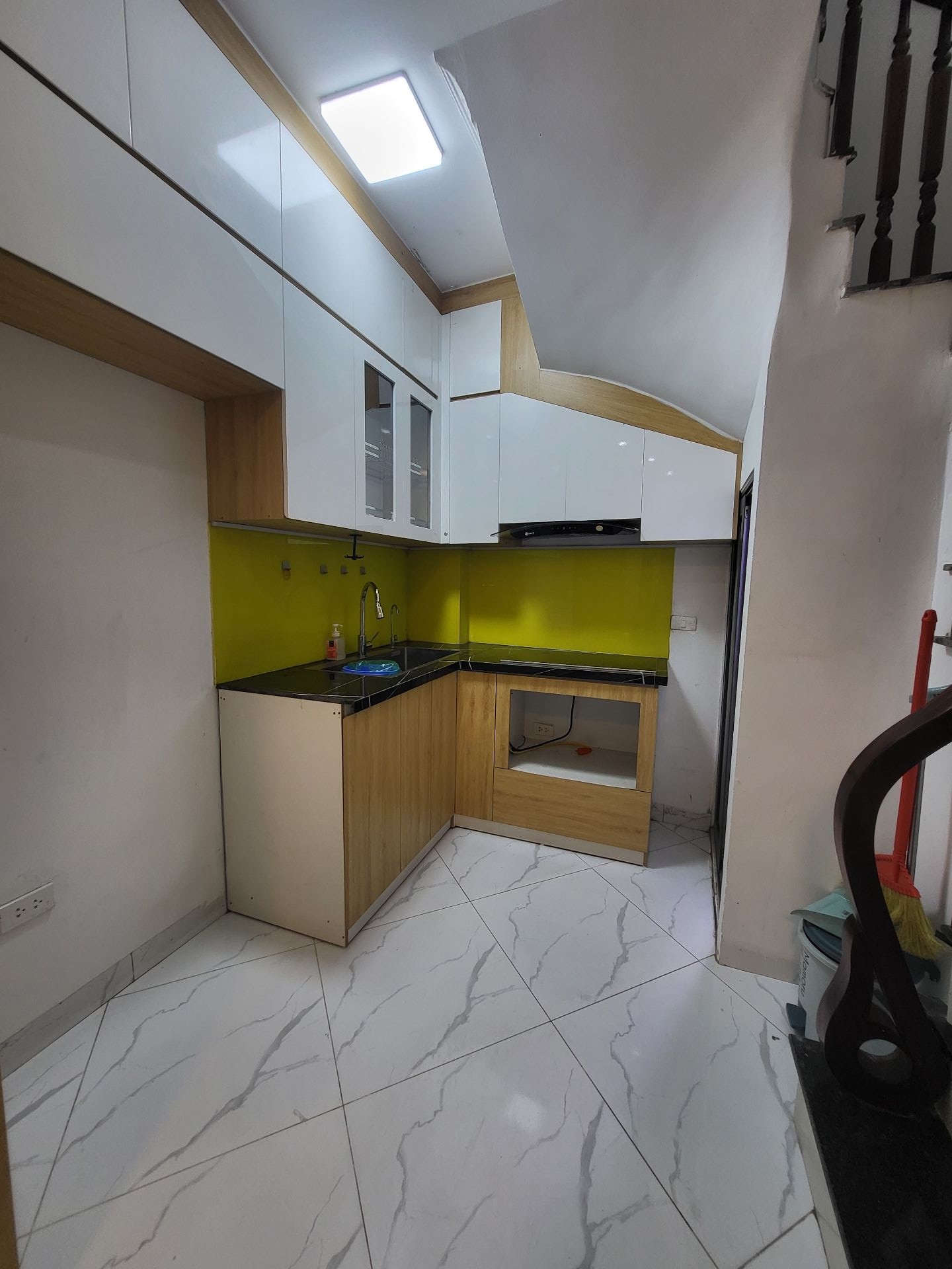 Bán nhà Kim Ngưu - diện tích 30m2 5 tầng - Ô TÔ NHỎ ĐỖ CỬA - giá 9,4 tỷ