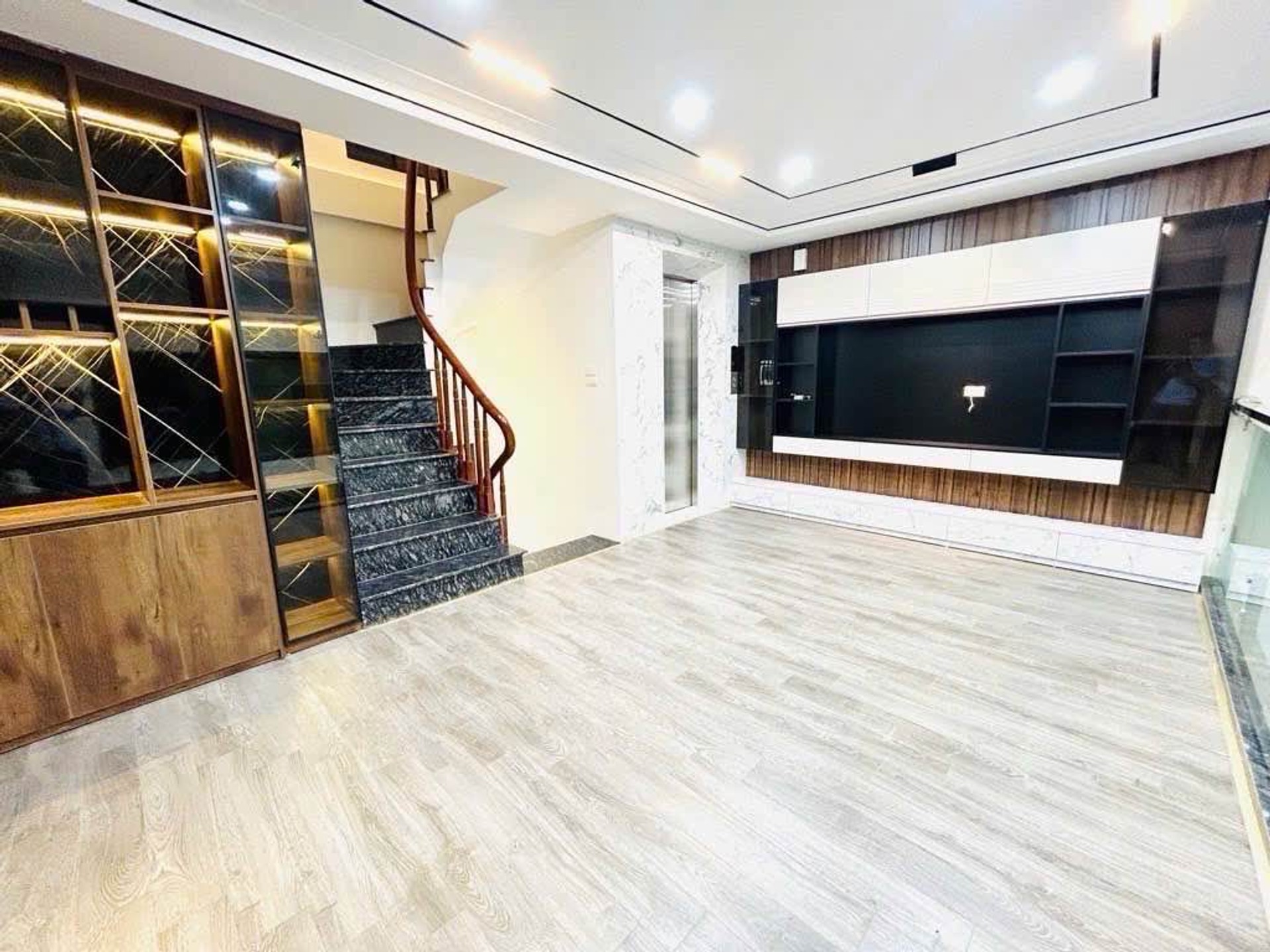 Bán nhà Nam Dư - diện tích 36m2 7 tầng - Ô TÔ VÀO NHÀ - giá 15,2 tỷ