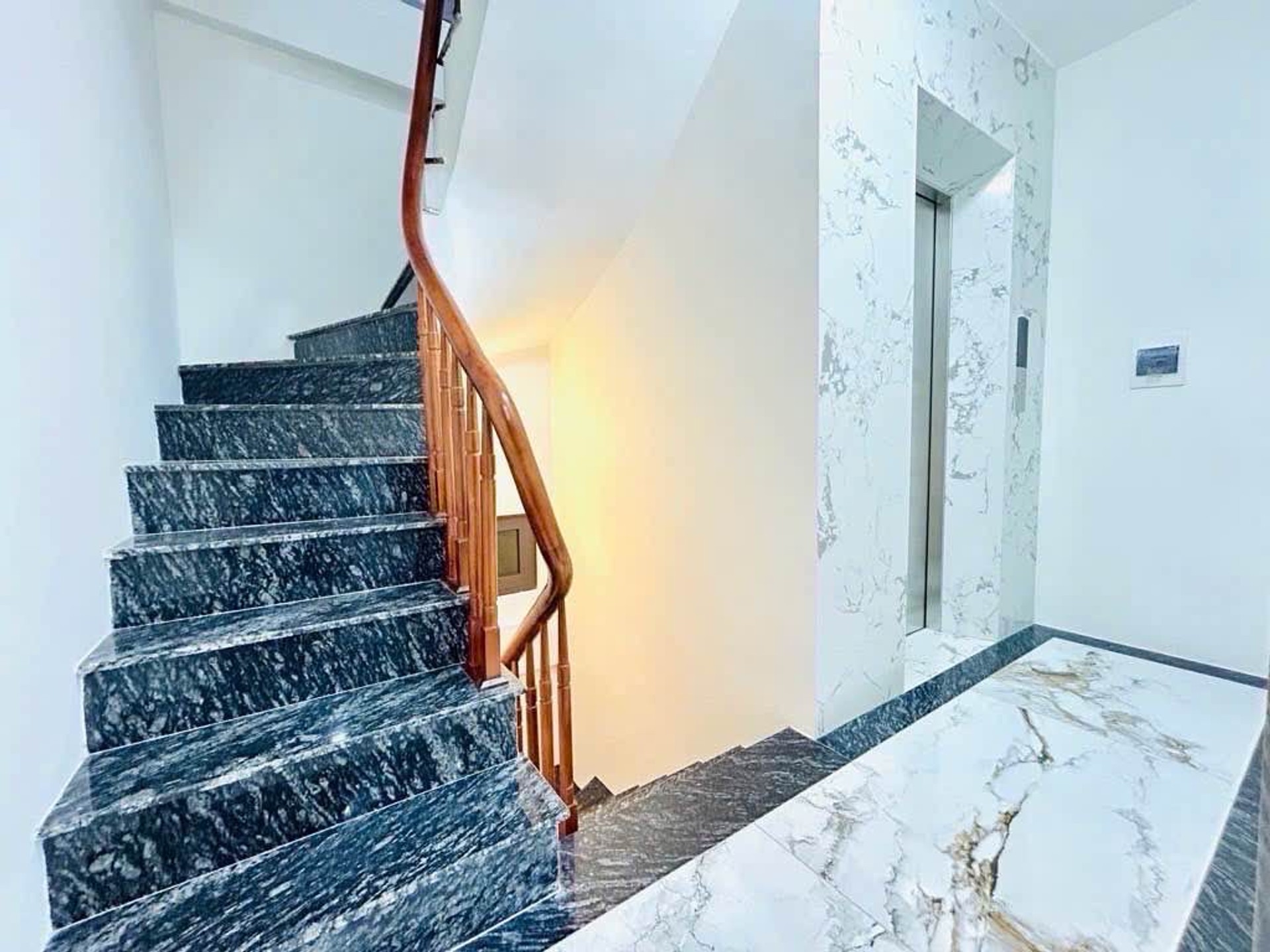 Bán nhà Nam Dư - diện tích 36m2 7 tầng - Ô TÔ VÀO NHÀ - giá 15,2 tỷ