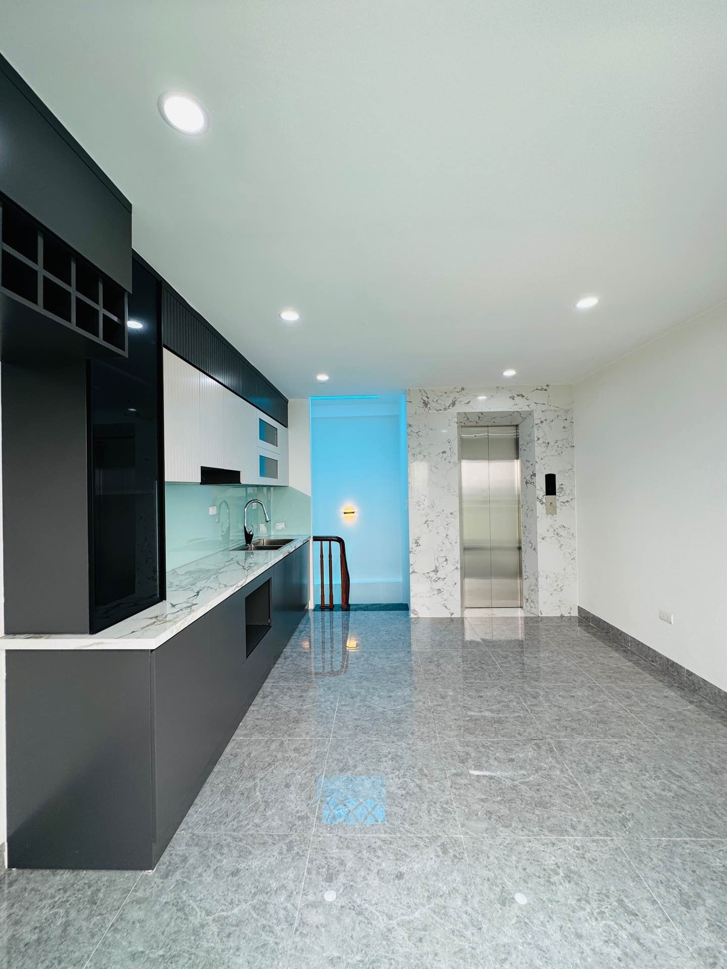 Bán nhà Nam Dư - diện tích 36m2 7 tầng - Ô TÔ VÀO NHÀ - giá 15,2 tỷ
