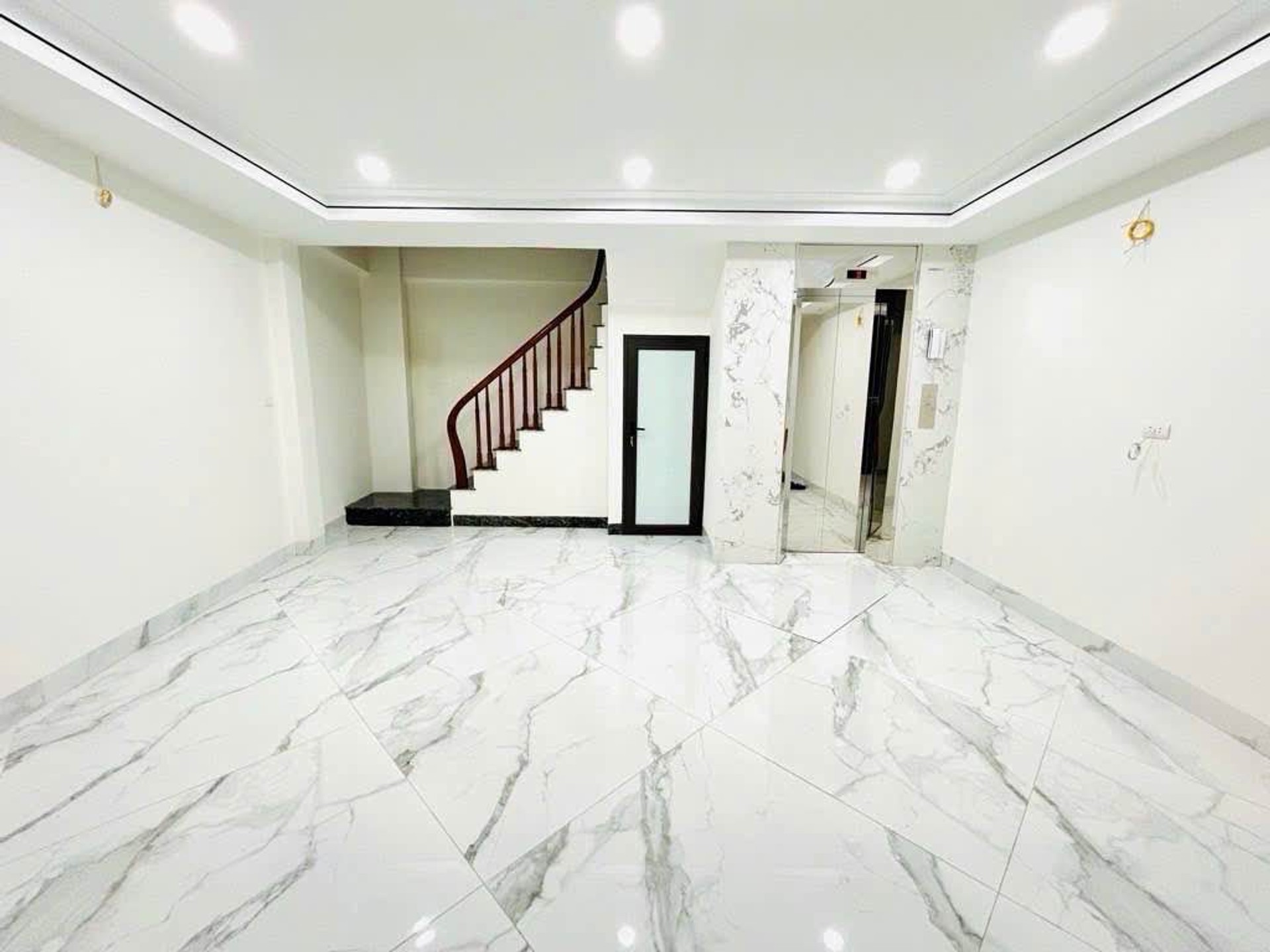 Bán nhà Nam Dư - diện tích 36m2 7 tầng - Ô TÔ VÀO NHÀ - giá 15,2 tỷ