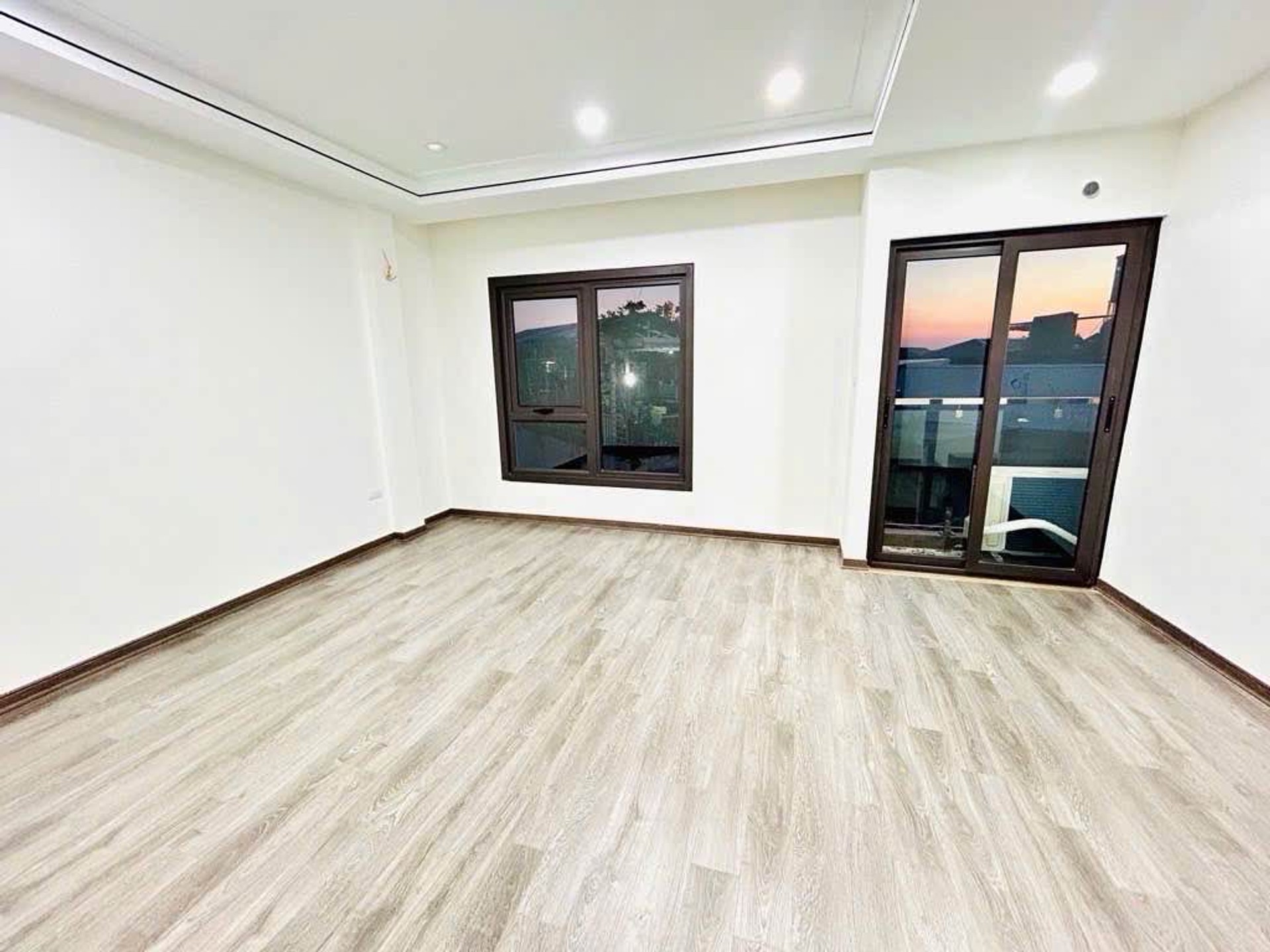 Bán nhà Nam Dư - diện tích 36m2 7 tầng - Ô TÔ VÀO NHÀ - giá 15,2 tỷ