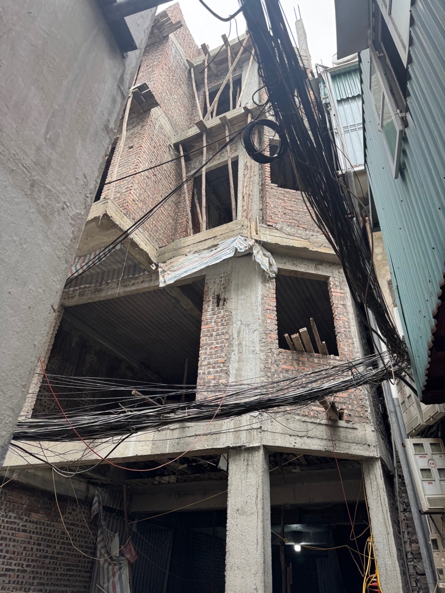 Bán nhà Láng Hạ - diện tích 75m2 7 tầng - Lô góc mặt ngõ thông - giá 21,5 tỷ