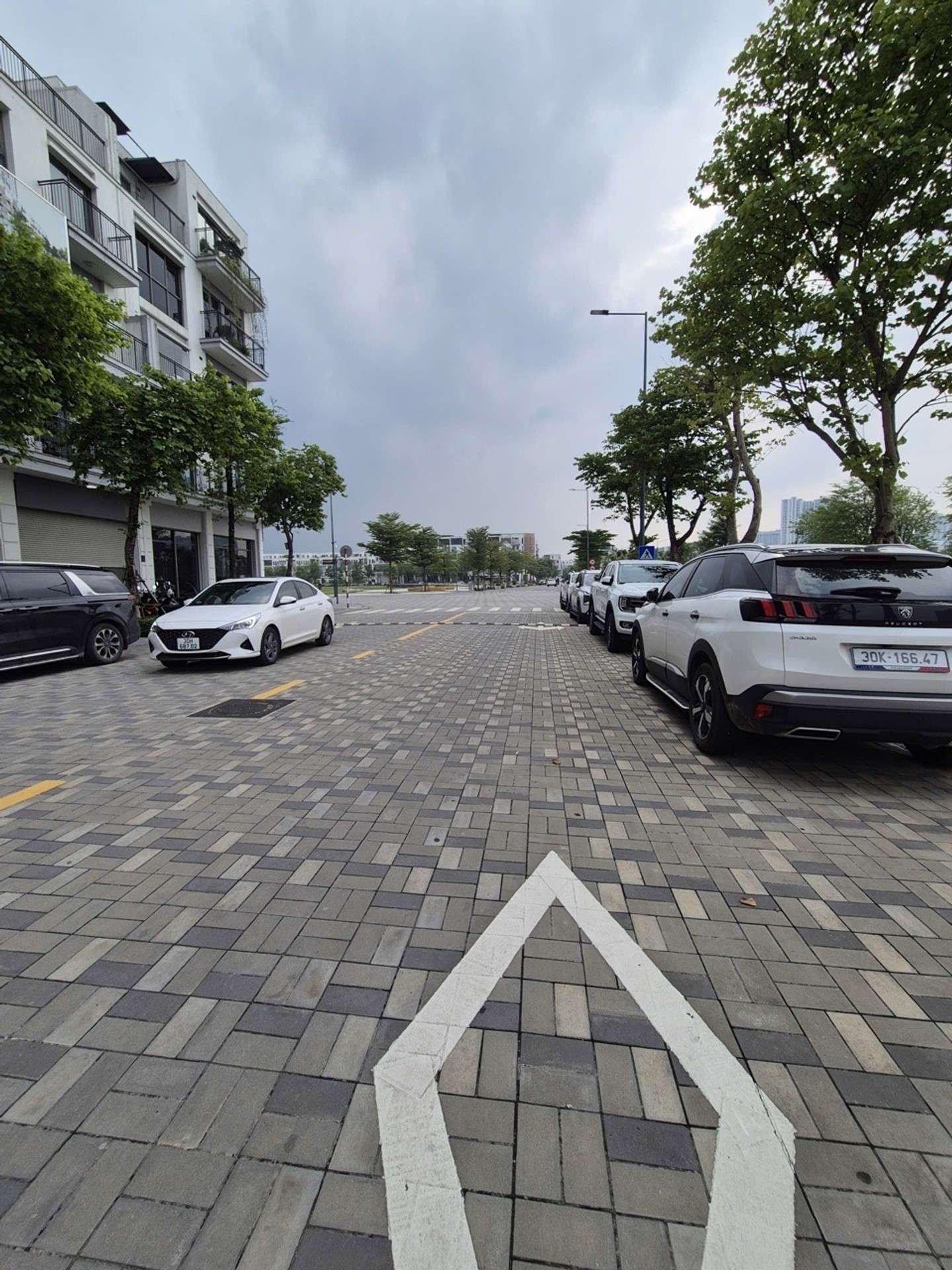 Bán nhà Nguyễn Xiển - diện tích 75m2 5 tầng - Kinh doanh đỉnh - giá 36,8 tỷ