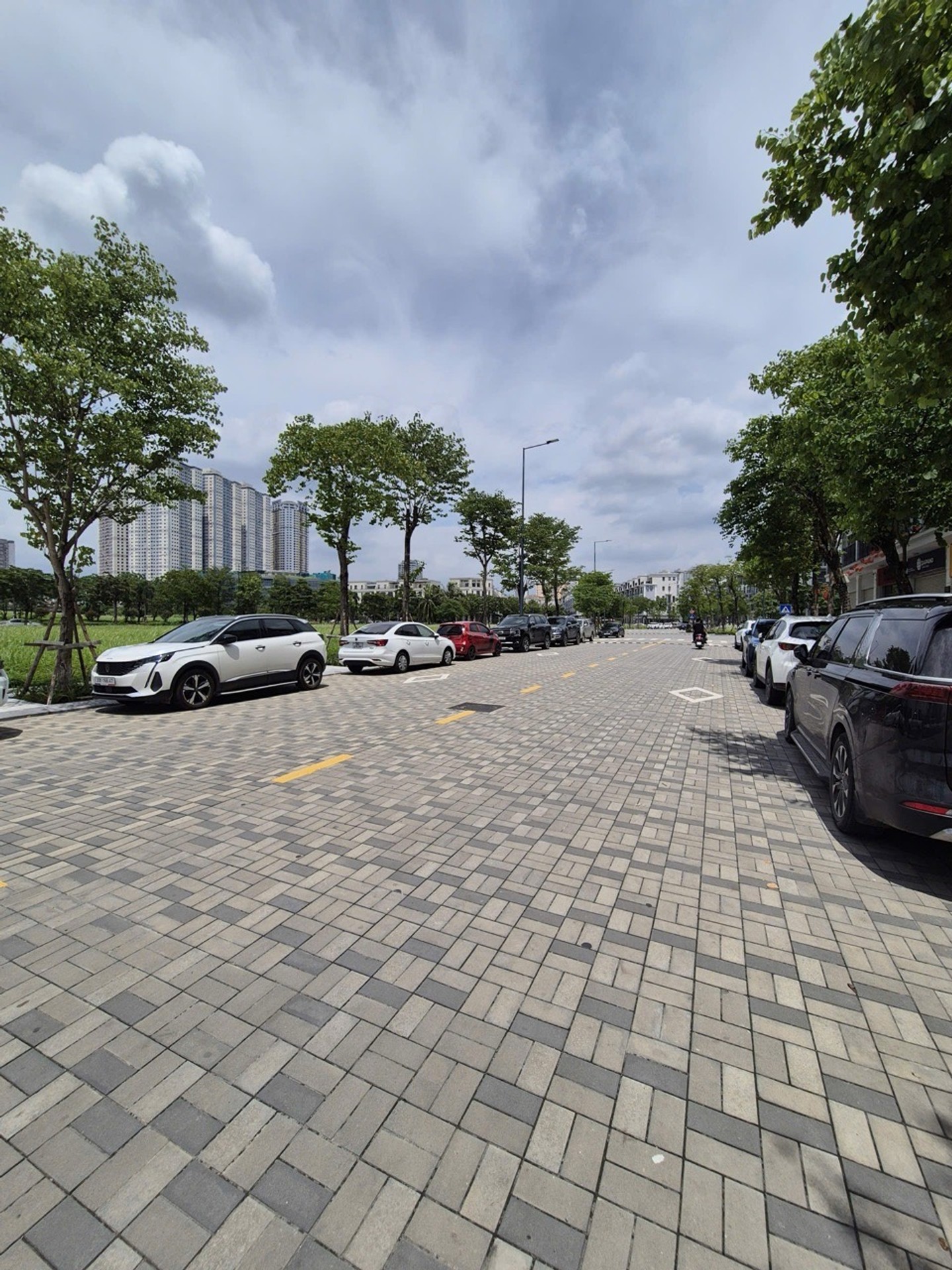 Bán nhà Nguyễn Xiển - diện tích 75m2 5 tầng - Kinh doanh đỉnh - giá 36,8 tỷ