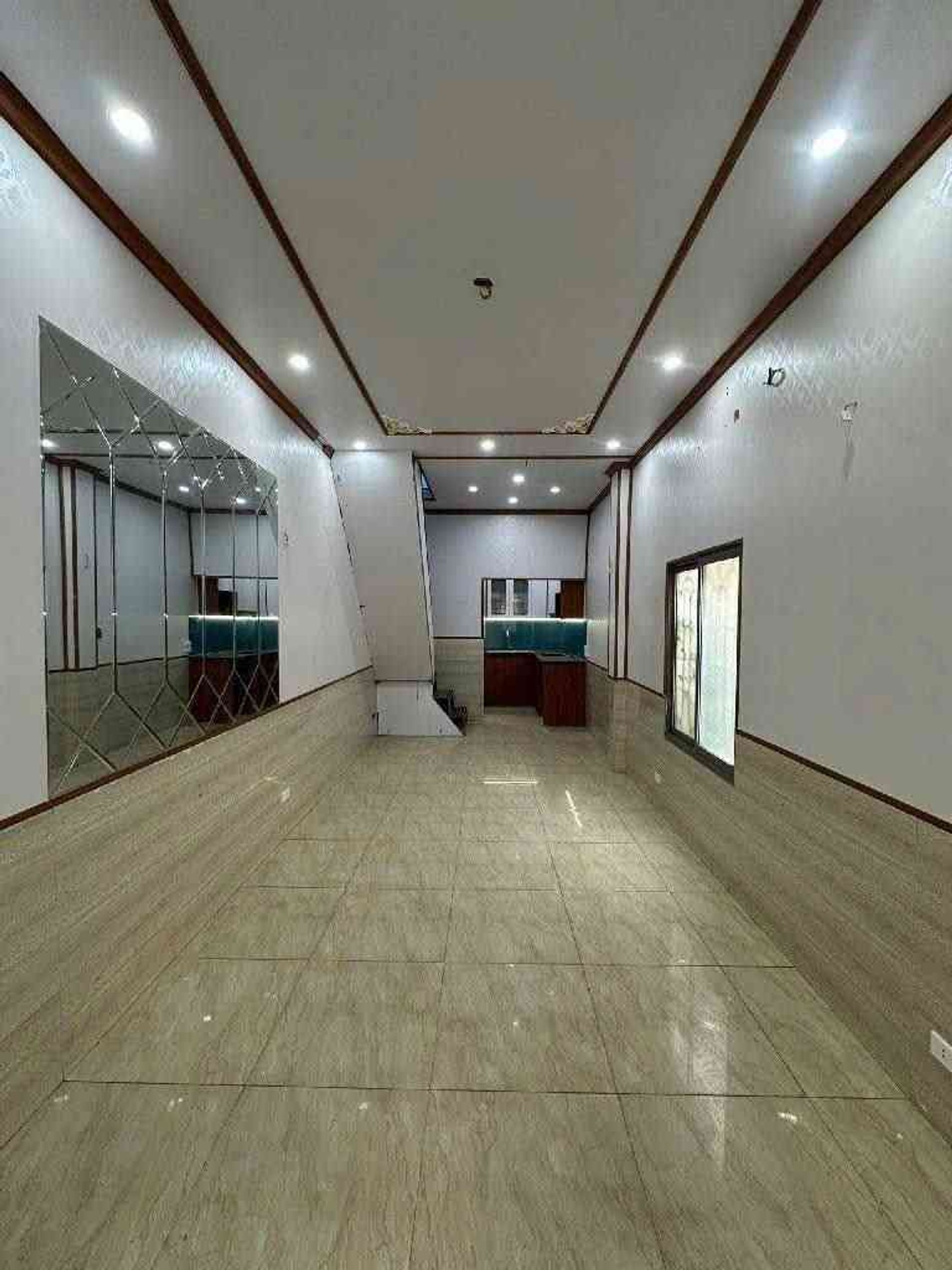 Bán nhà Vũ Tông Phan - diện tích 31m2 2 tầng - Lô góc, ô tô tránh - giá 3,5 tỷ