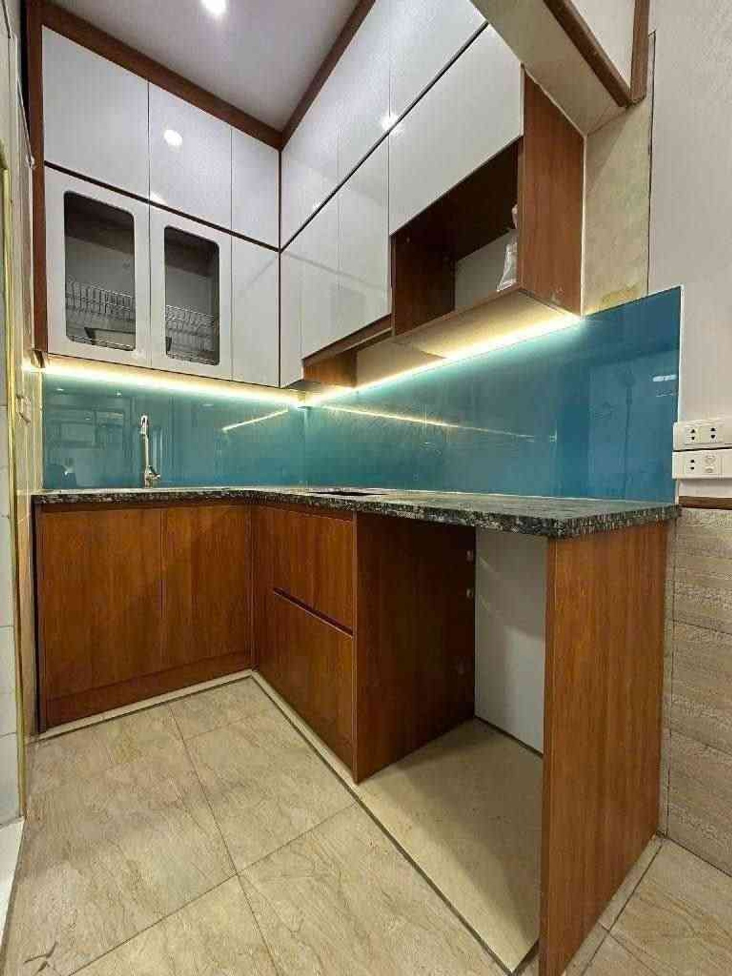 Bán nhà Vũ Tông Phan - diện tích 31m2 2 tầng - Lô góc, ô tô tránh - giá 3,5 tỷ