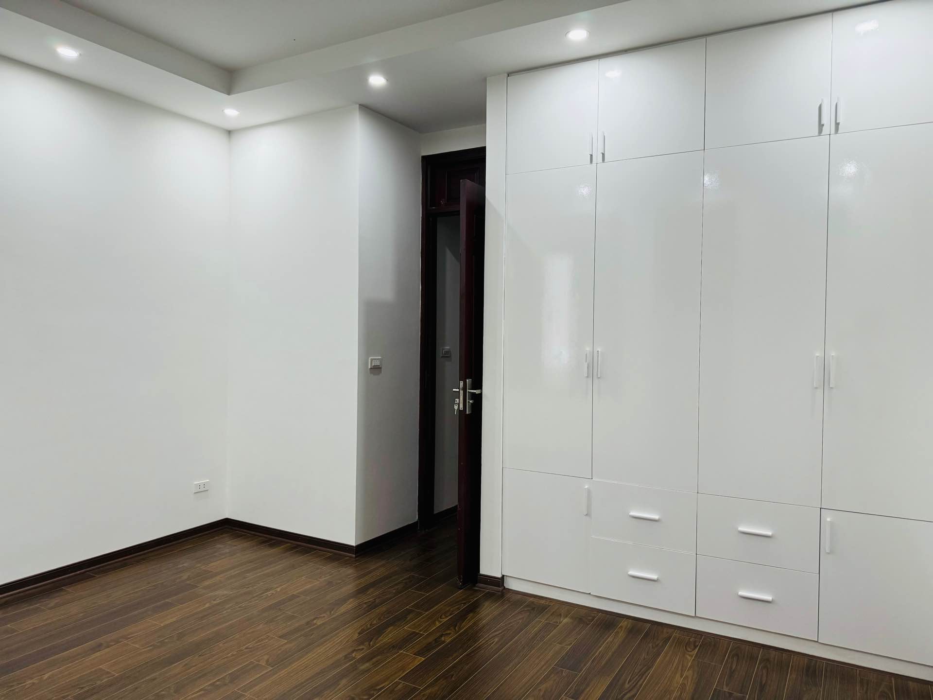 Bán nhà Giải Phóng - diện tích 82m2 8 tầng - ô tô tránh - giá 33 tỷ