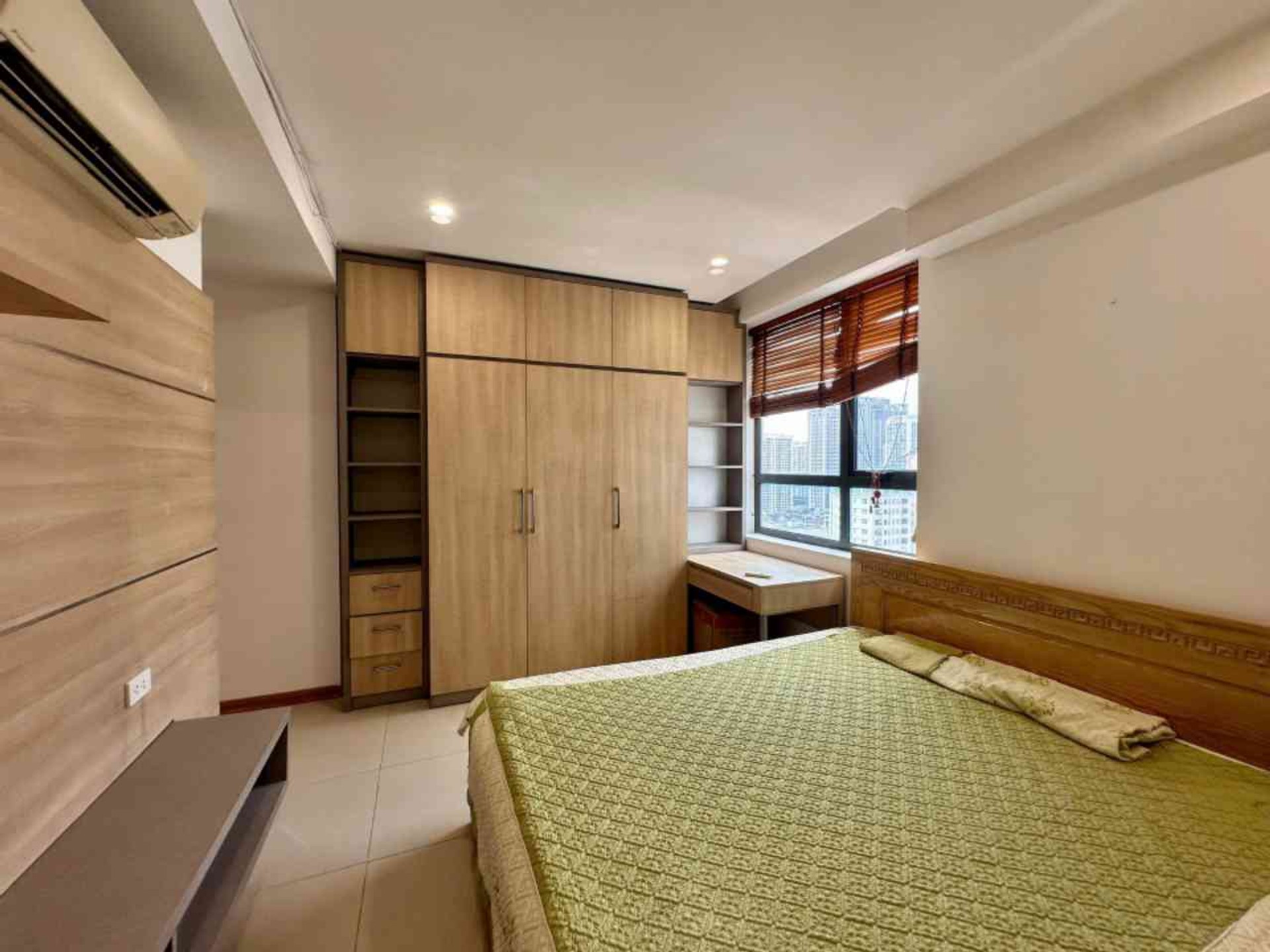Bán nhà Lê Văn Lương - diện tích 100m2 20 tầng - Ô TÔ ĐỖ CHÂN TÒA NHÀ - giá 11 tỷ