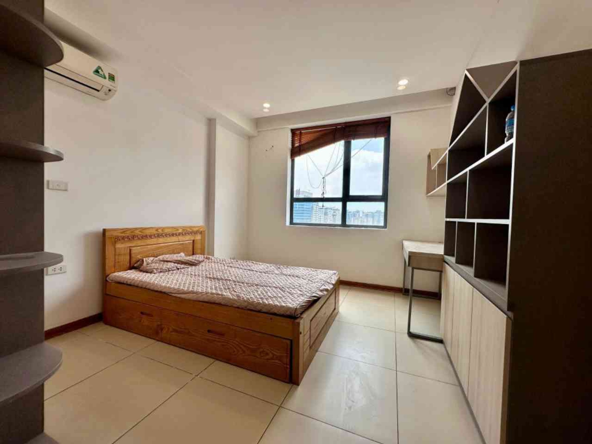 Bán nhà Lê Văn Lương - diện tích 100m2 20 tầng - Ô TÔ ĐỖ CHÂN TÒA NHÀ - giá 11 tỷ