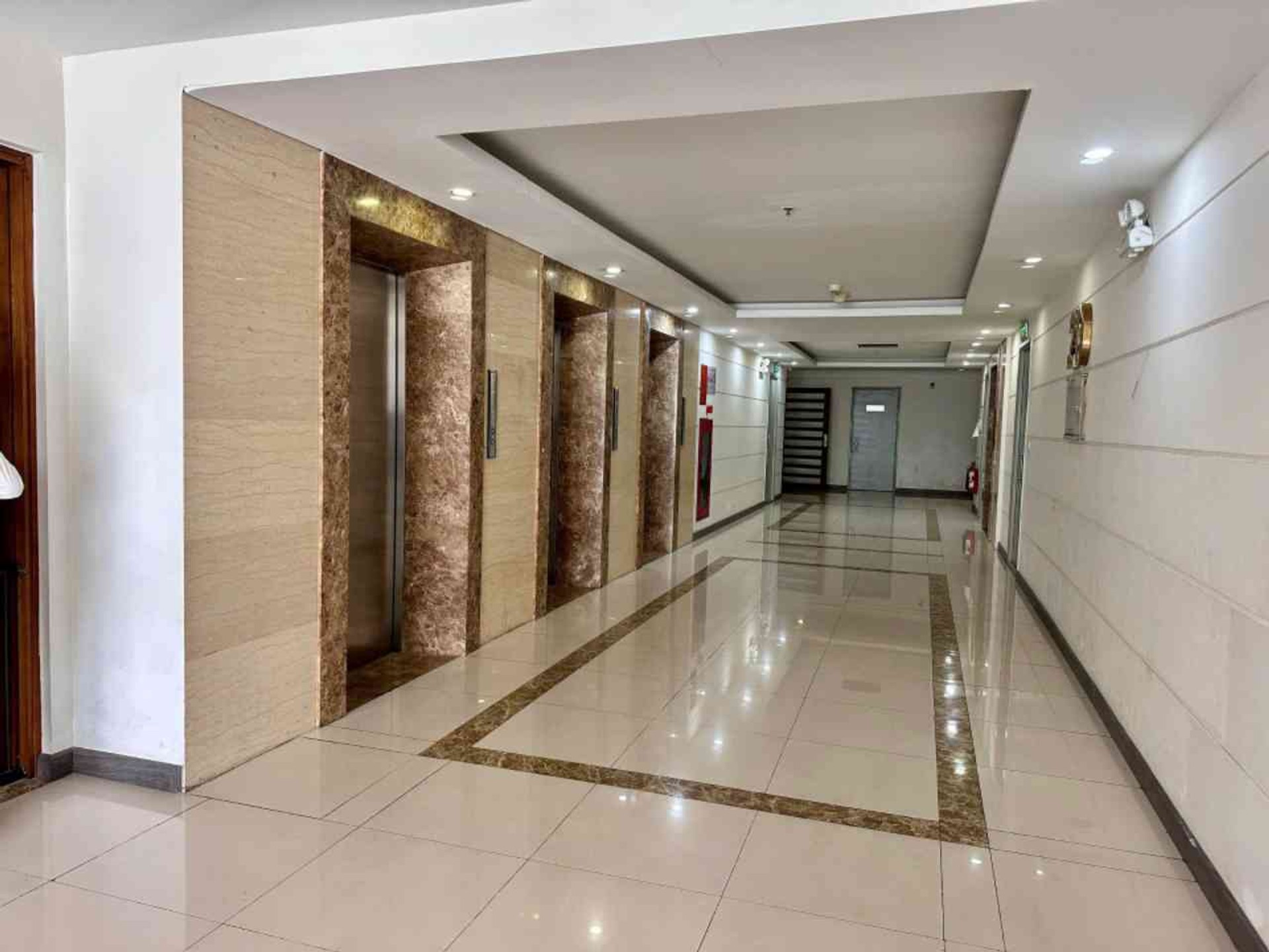 Bán nhà Lê Văn Lương - diện tích 100m2 20 tầng - Ô TÔ ĐỖ CHÂN TÒA NHÀ - giá 11 tỷ