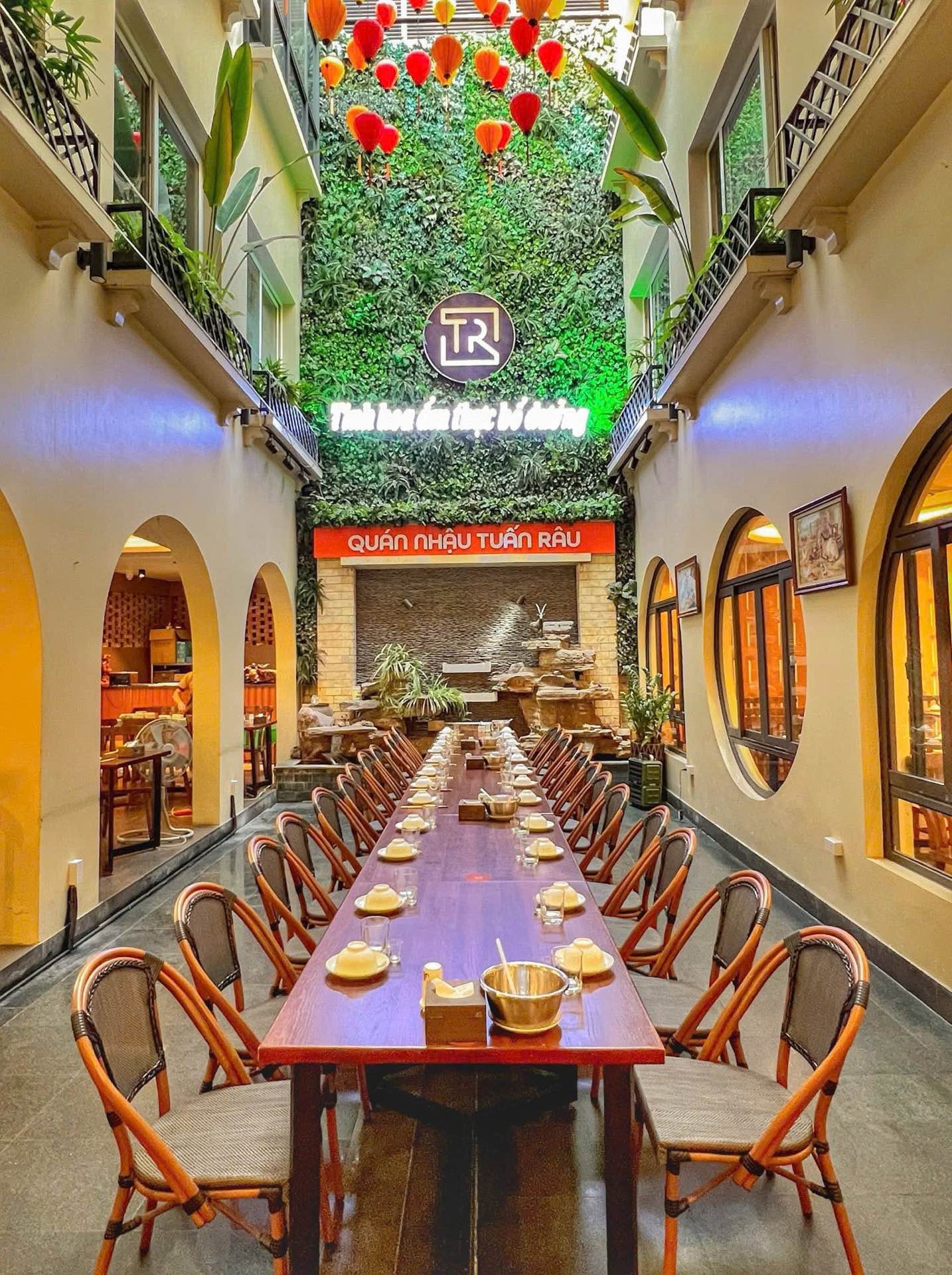 Bán nhà Yên Lãng - diện tích 263m2 4 tầng - Mặt tiền hiếm 12m - giá 175 tỷ