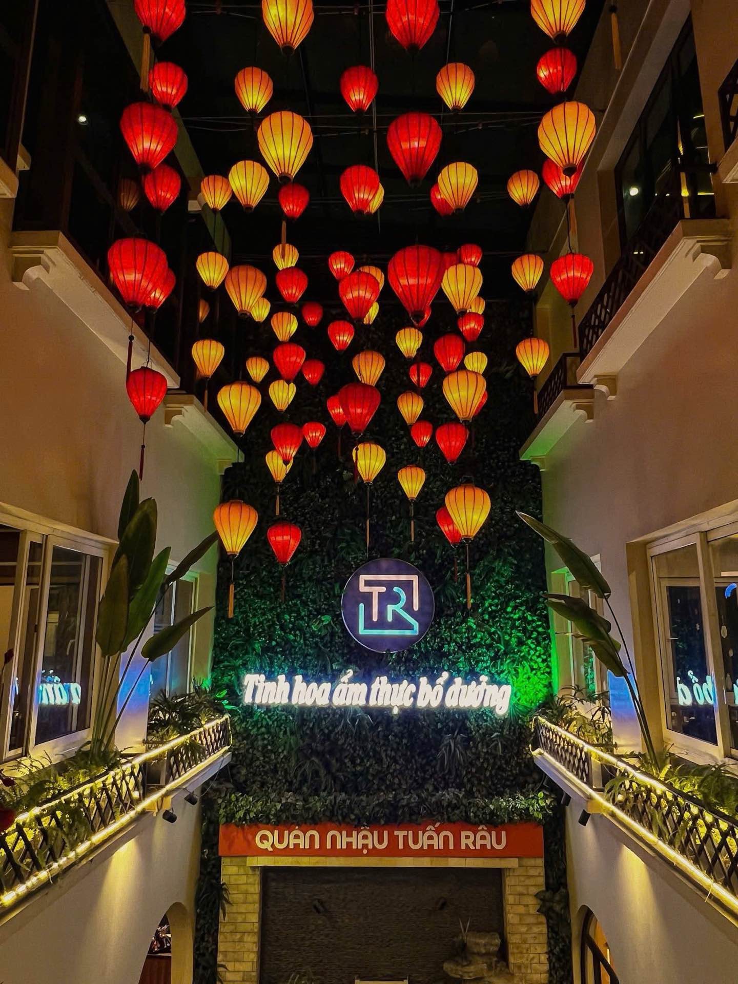 Bán nhà Yên Lãng - diện tích 263m2 4 tầng - Mặt tiền hiếm 12m - giá 175 tỷ