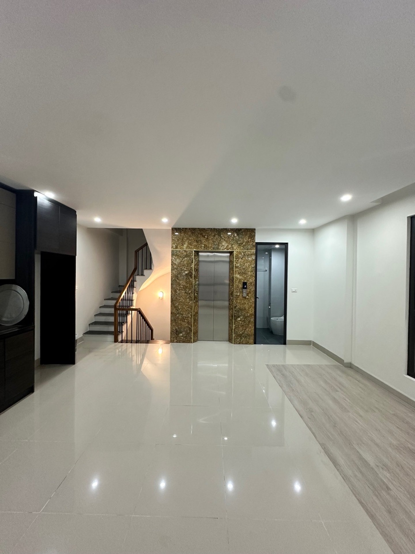 Bán nhà Vũ Tông Phan - diện tích 40m2 6 tầng - Lô góc, kinh doanh - giá 15,6 tỷ