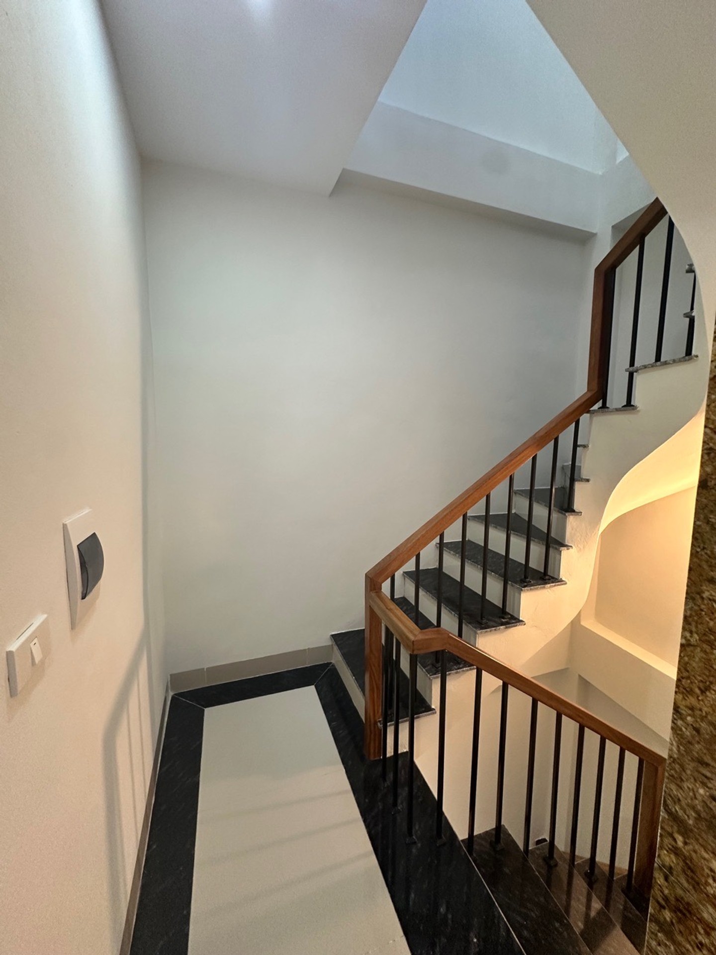 Bán nhà Vũ Tông Phan - diện tích 40m2 6 tầng - Lô góc, kinh doanh - giá 15,6 tỷ