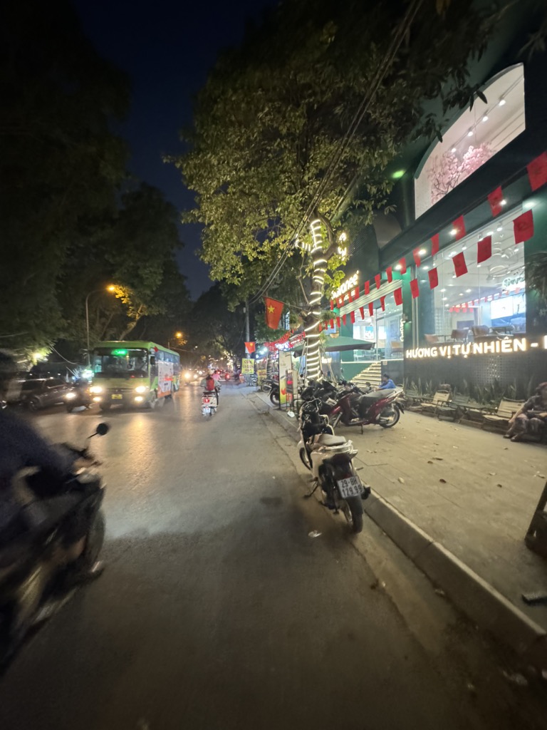 Bán nhà Đền Lừ - diện tích 138m2 3 tầng - Mặt hồ, 2 mặt thoáng - giá 56,5 tỷ