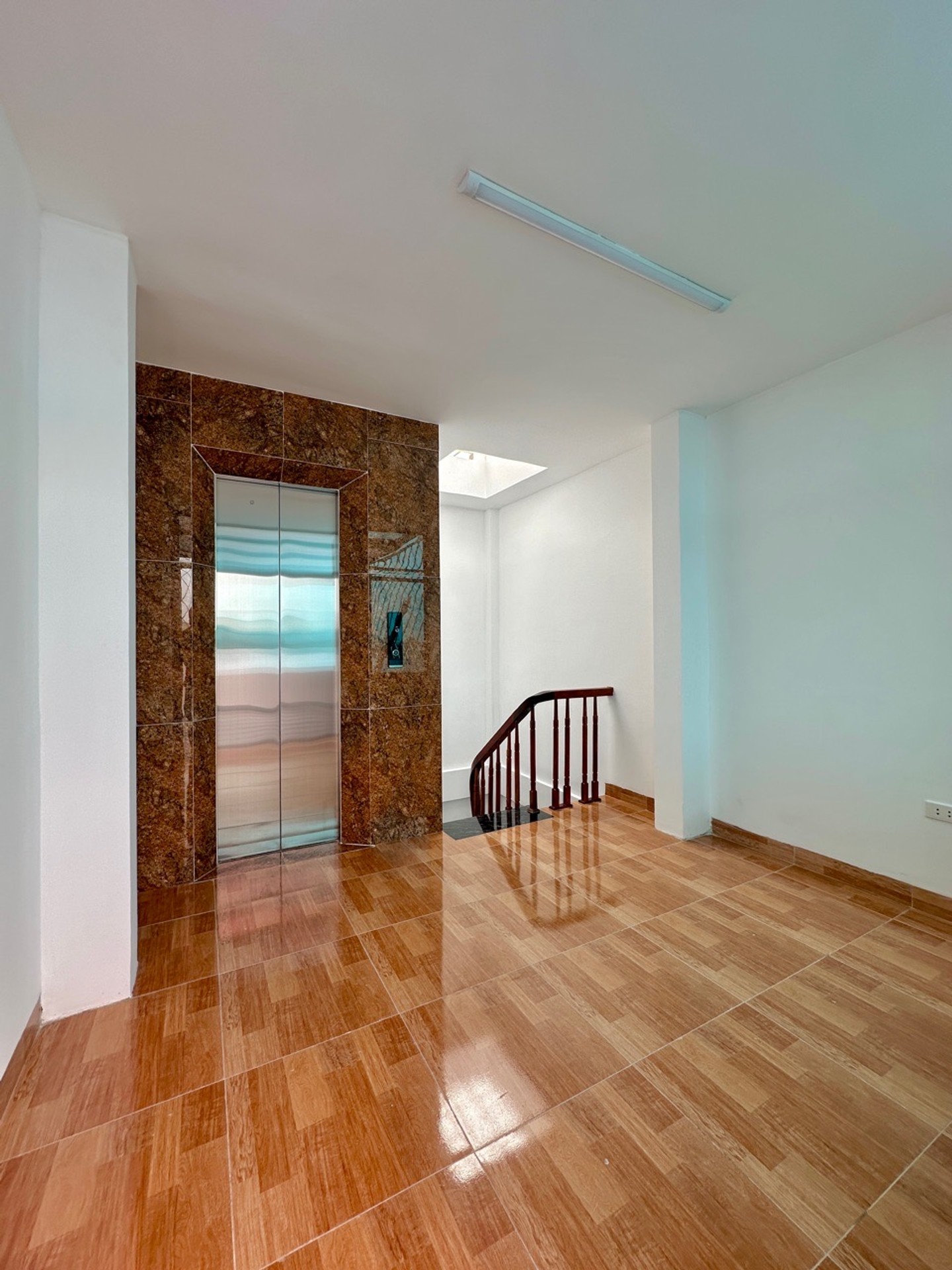 Bán nhà Lĩnh Nam - diện tích 30m2 6 tầng - Thang máy - giá 8,15 tỷ