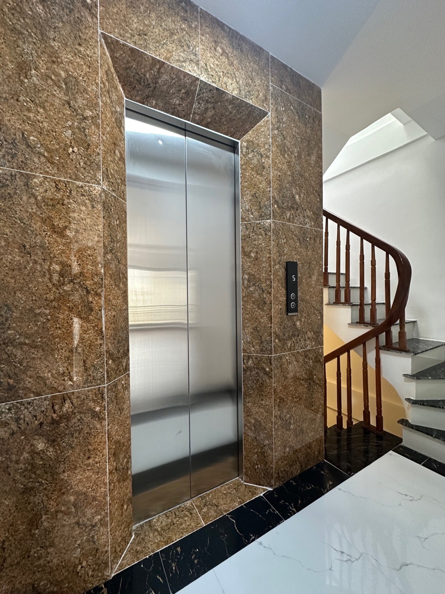 Bán nhà Lĩnh Nam - diện tích 30m2 6 tầng - Thang máy - giá 8,15 tỷ