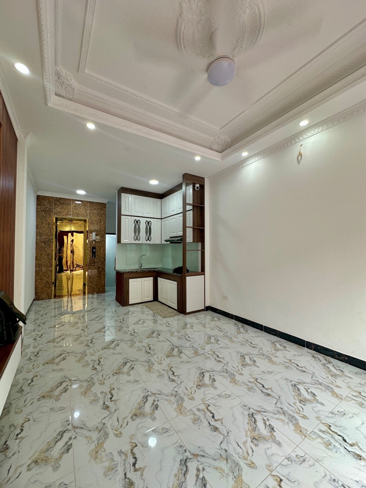 Bán nhà Lĩnh Nam - diện tích 30m2 6 tầng - Thang máy - giá 8,15 tỷ