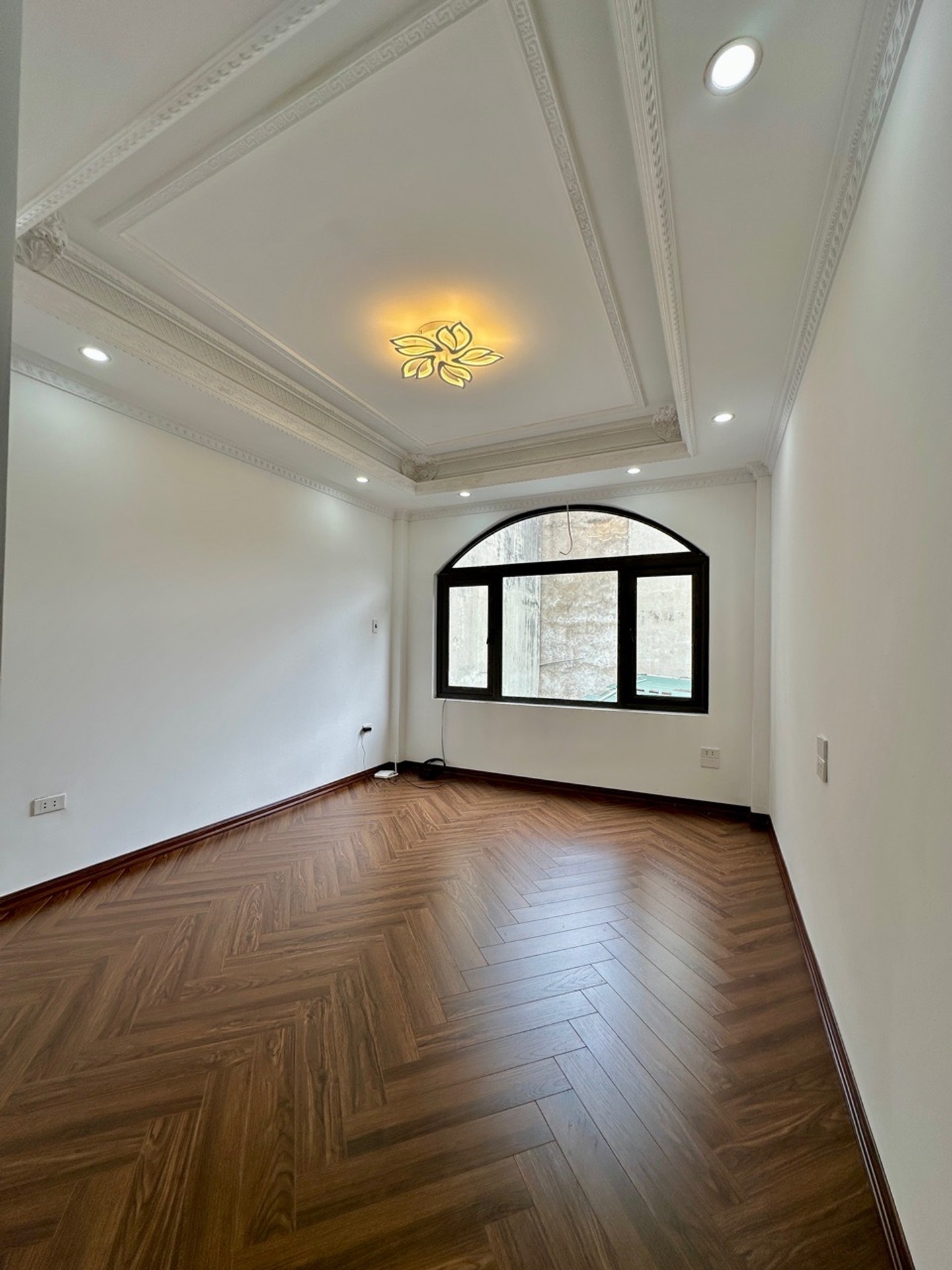 Bán nhà Lĩnh Nam - diện tích 30m2 6 tầng - Thang máy - giá 8,15 tỷ