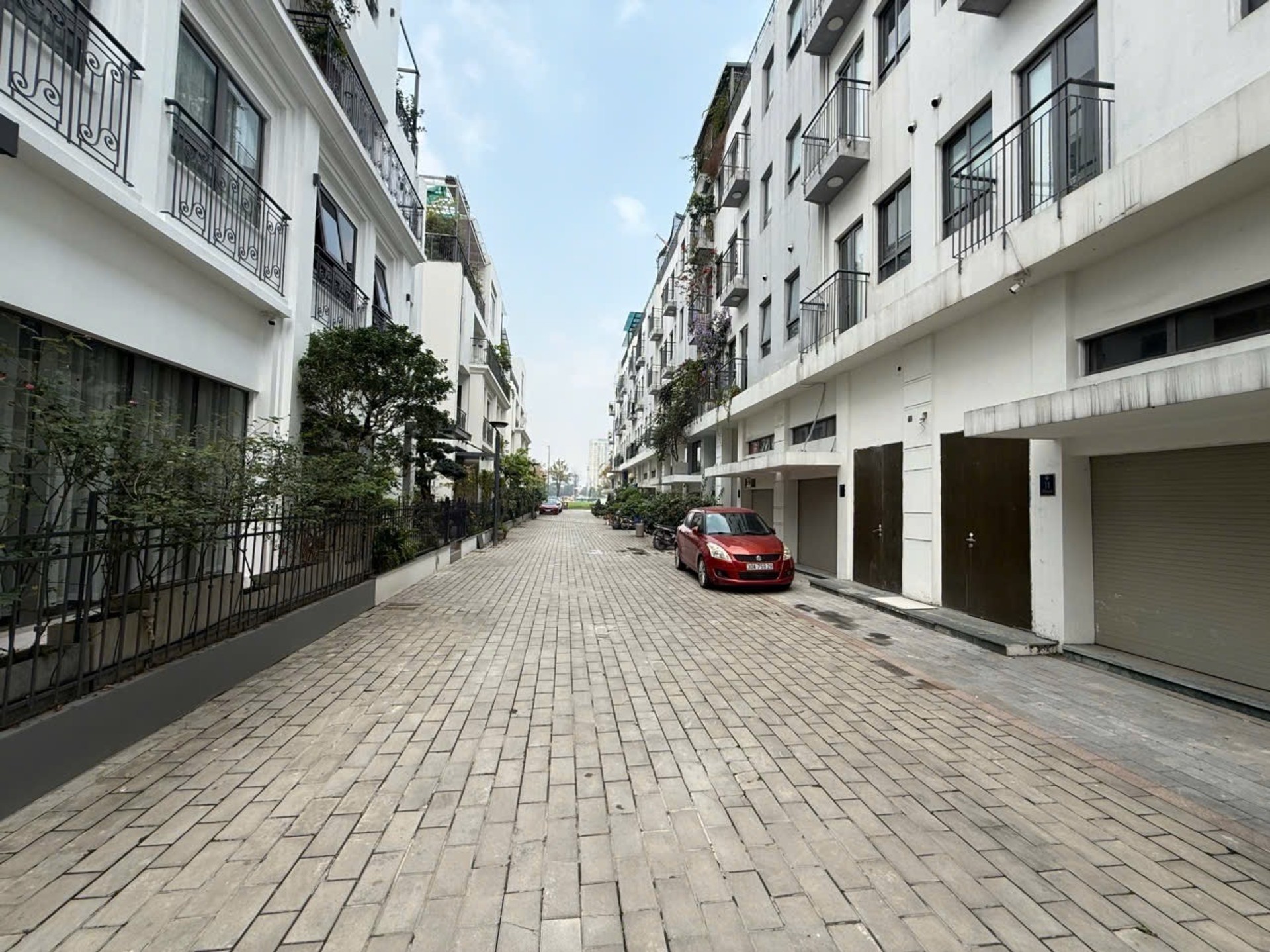 Bán nhà Nguyễn Xiển - diện tích 225m2 5 tầng - Mặt phố lớn, vỉa hè rộng - giá 99 tỷ