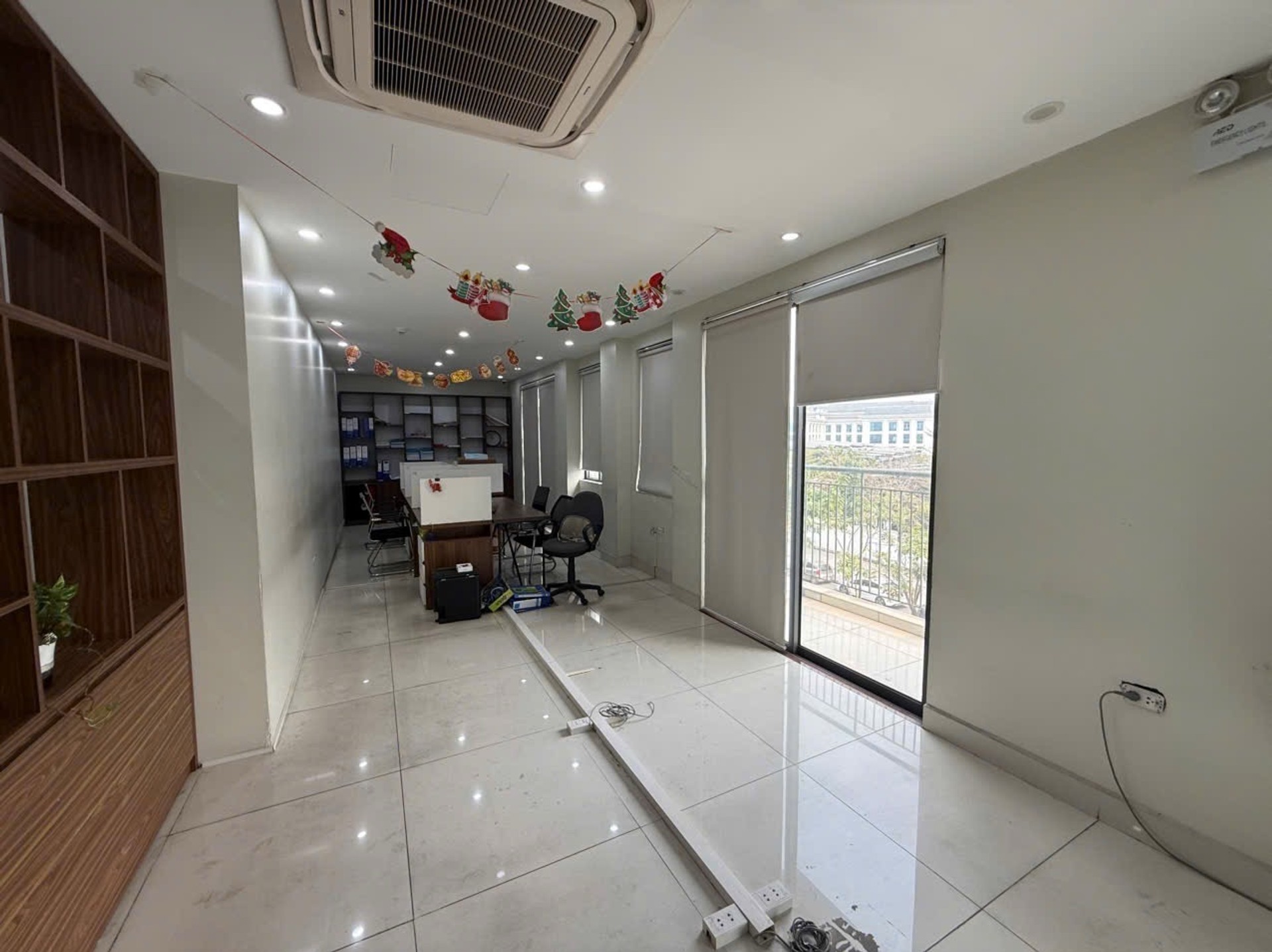 Bán nhà Nguyễn Xiển - diện tích 225m2 5 tầng - Mặt phố lớn, vỉa hè rộng - giá 99 tỷ