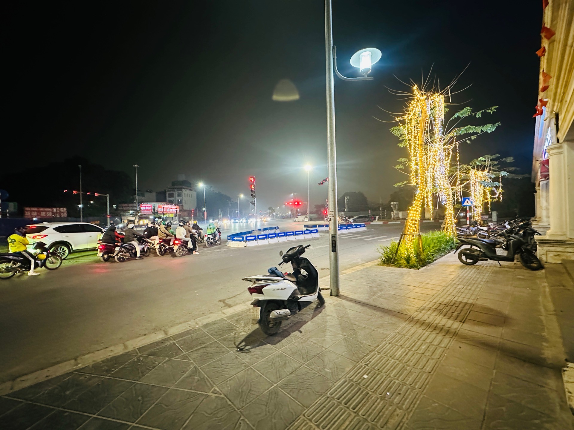 Bán nhà Lê Quang Đạo - diện tích 166.5m2 5 tầng - Mặt tiền 8m - giá 100 tỷ