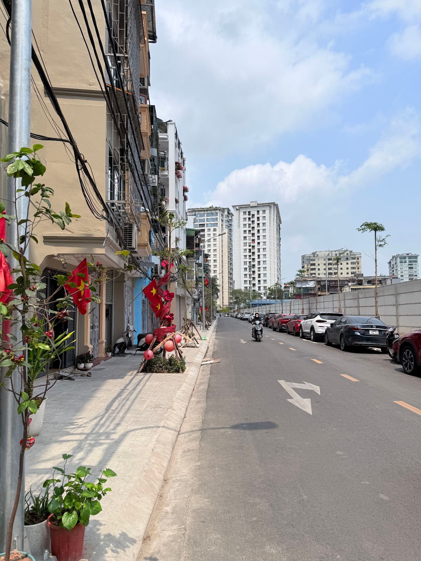 Bán nhà Kim Ngưu - diện tích 35m2 4 tầng - Gần phố, ô tô tránh - giá 10 tỷ